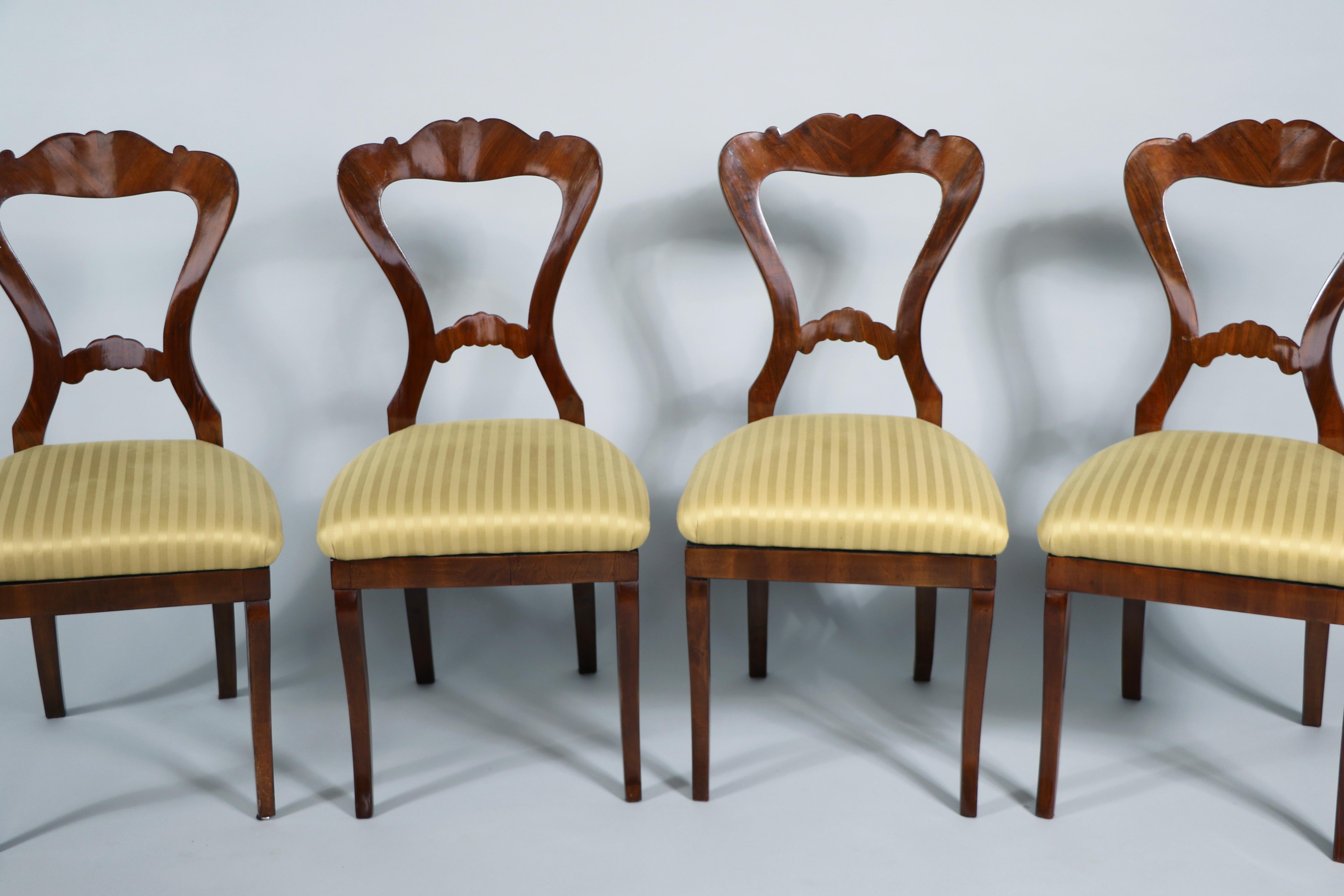 19th Century Set of Four Biedermeier Walnut Chairs. Vienna, c. 1825. For Sale 6