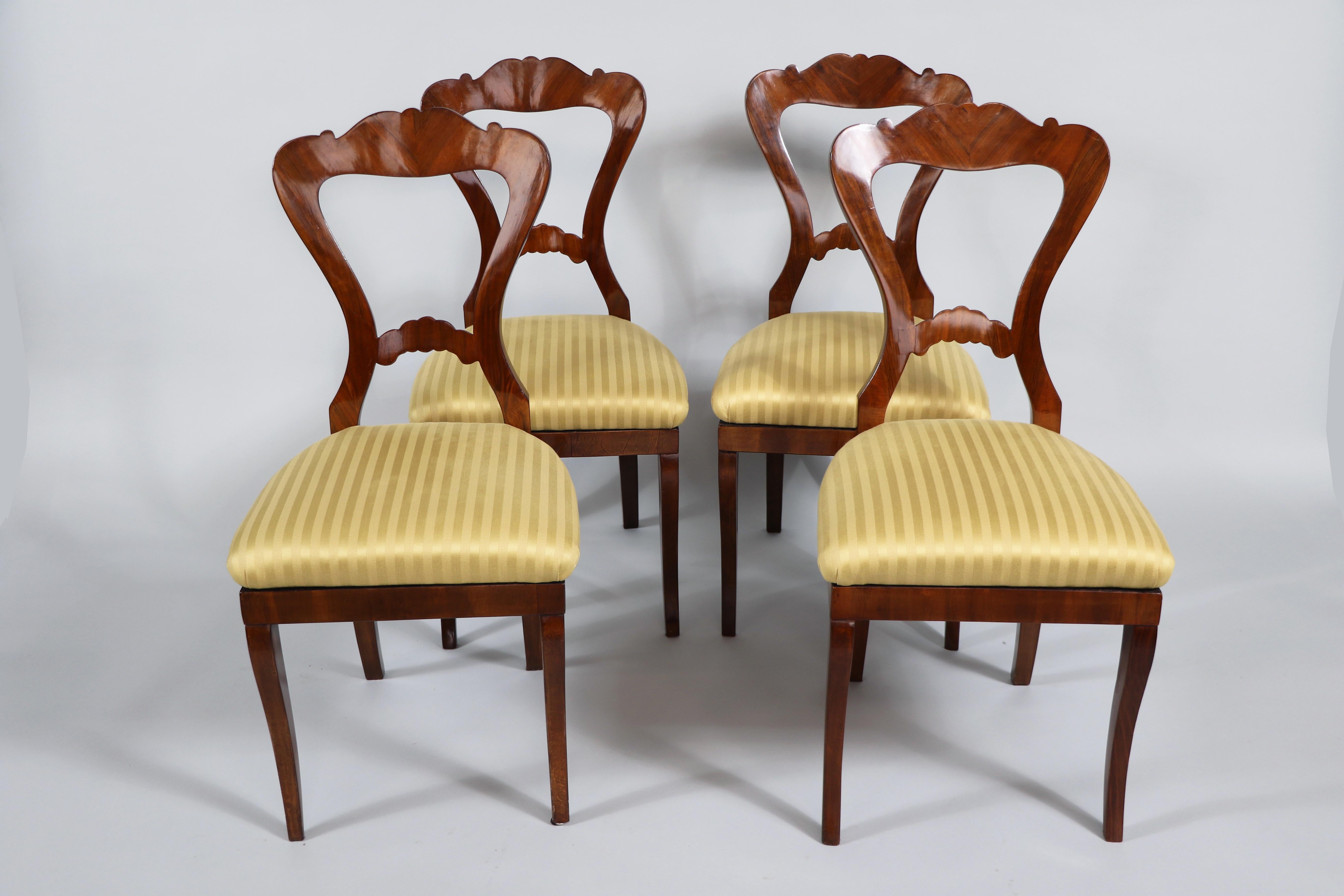 Bonjour,
Ce bel ensemble de quatre chaises viennoises Biedermeier en noyer, datant d'environ 1825, est le meilleur exemple des premières chaises viennoises Biedermeier qui reflètent un design innovant et une qualité d'exécution optimale.

Les pièces