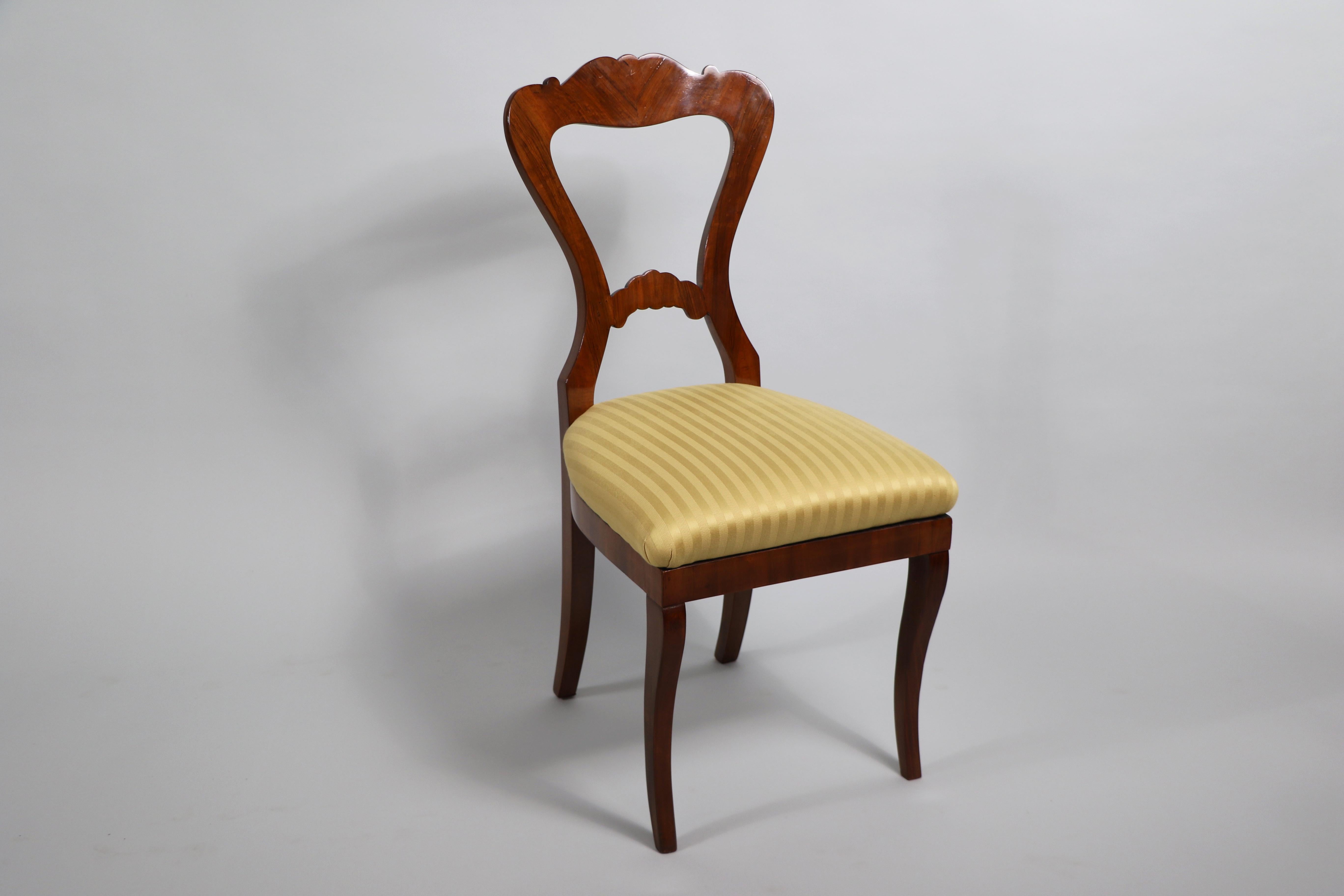 Poli 19ème siècle Ensemble de quatre chaises Biedermeier en noyer. Vienne, vers 1825. en vente