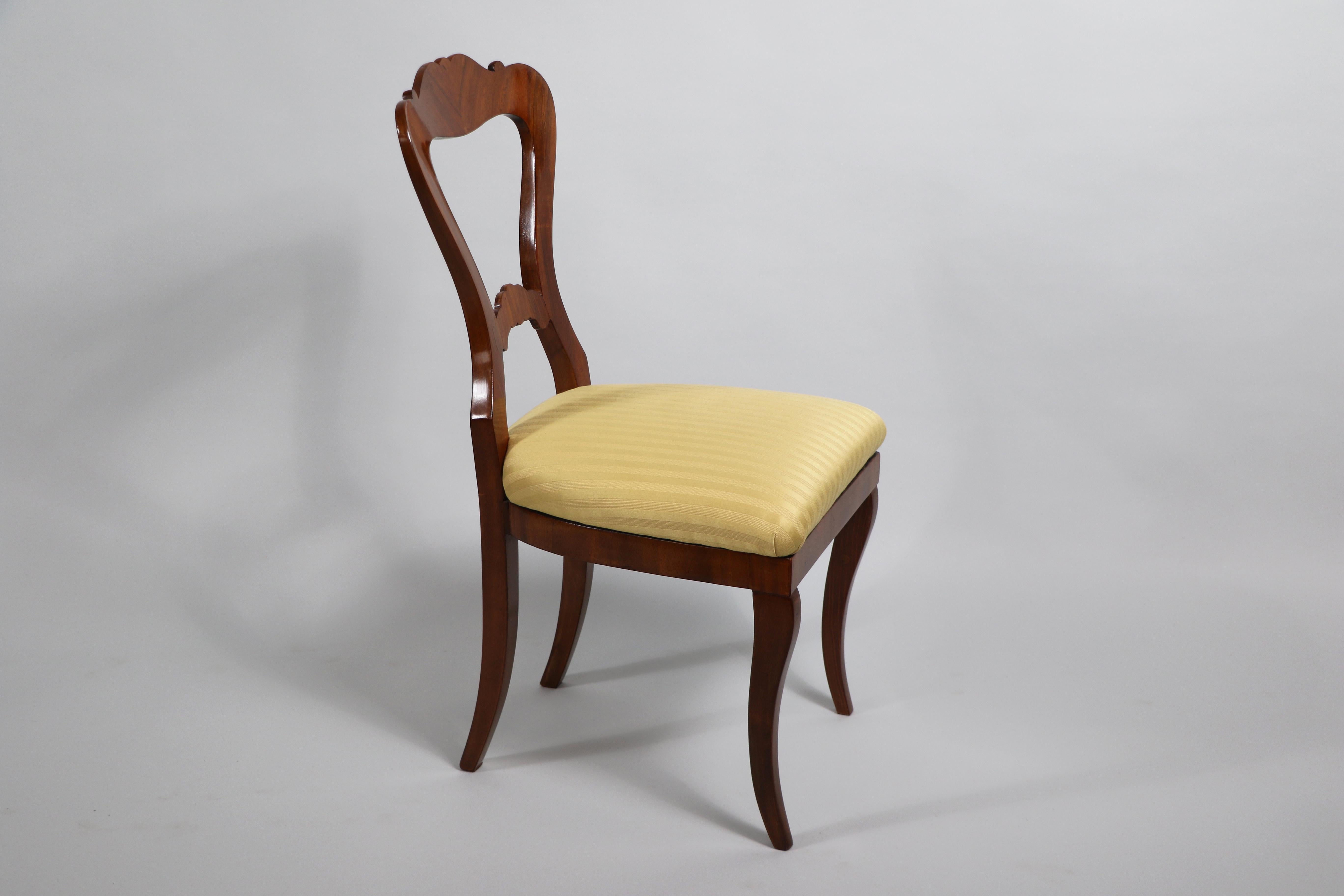 Polished 19th Century Set of Four Biedermeier Walnut Chairs. Vienna, c. 1825. For Sale