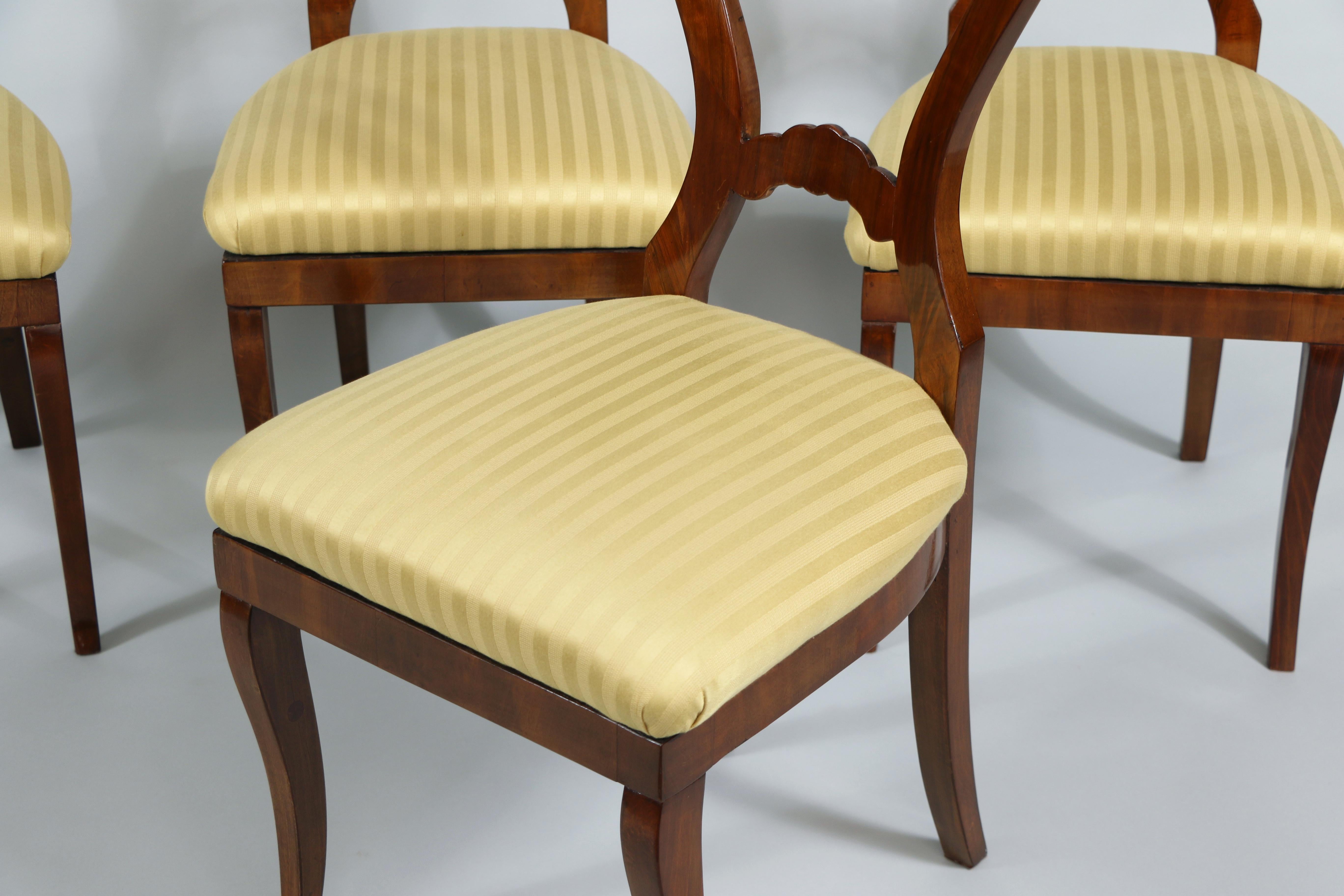 Tissu d'ameublement 19ème siècle Ensemble de quatre chaises Biedermeier en noyer. Vienne, vers 1825. en vente