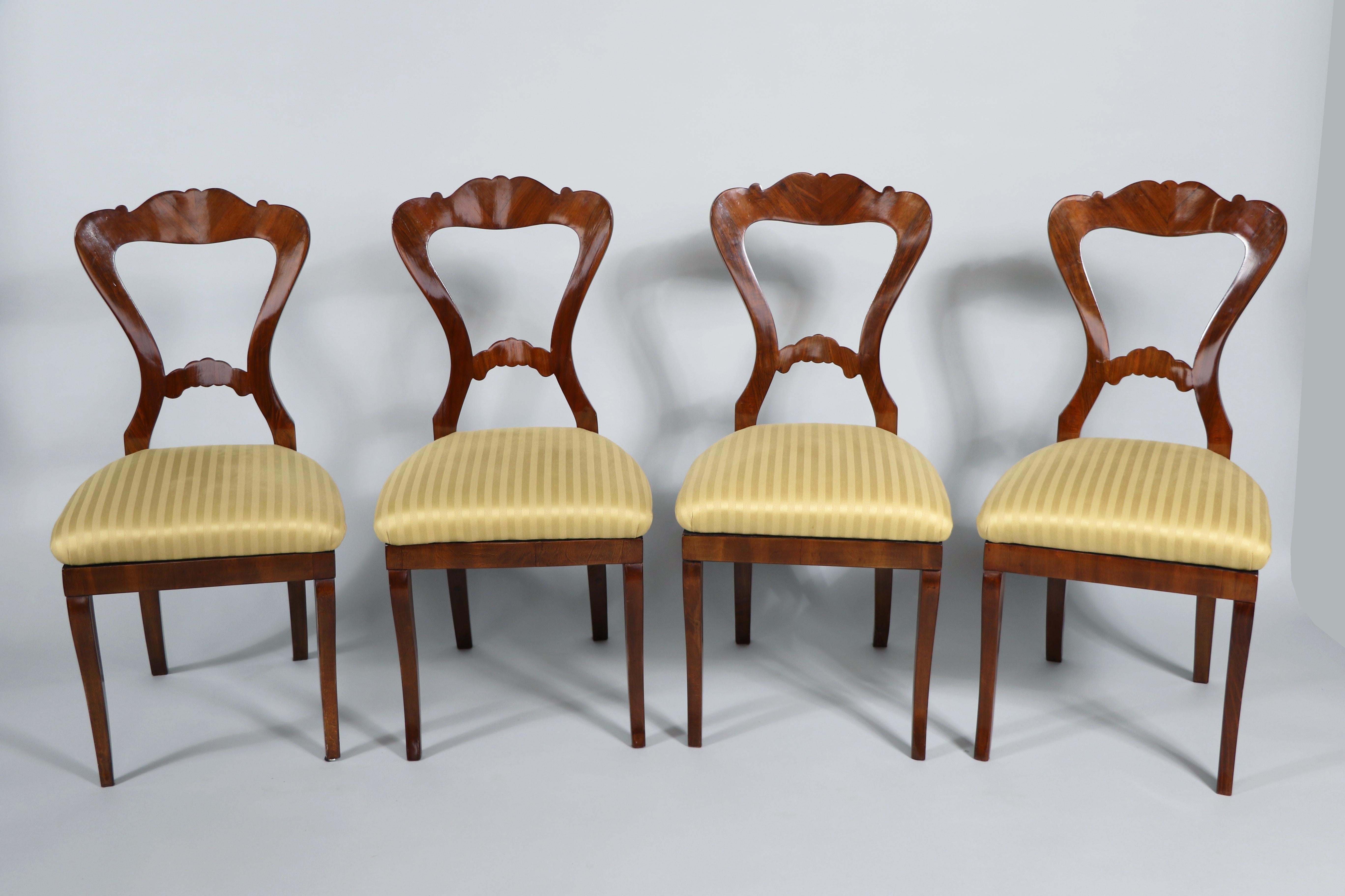 19th Century Set of Four Biedermeier Walnut Chairs. Vienna, c. 1825. For Sale 2