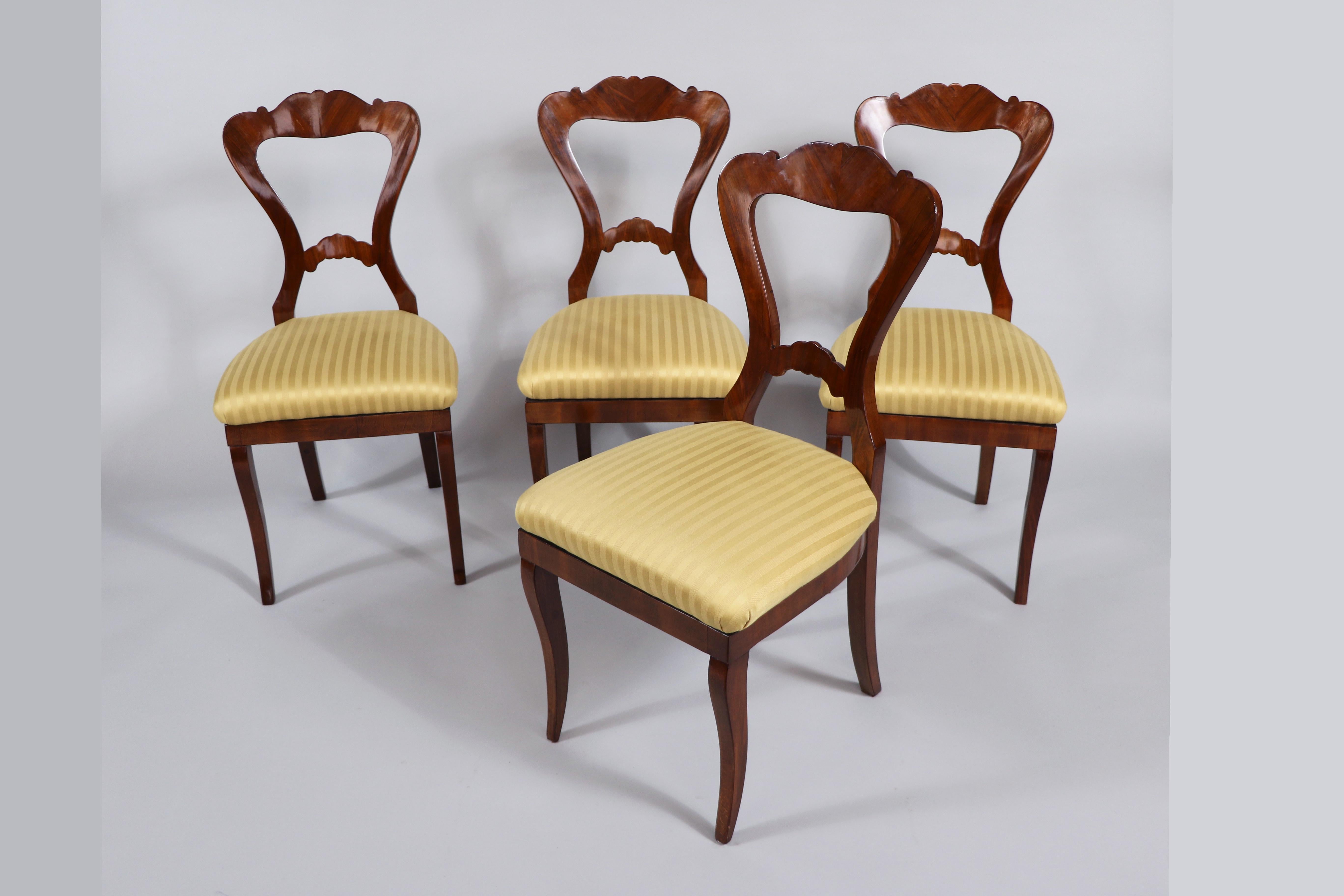 19ème siècle Ensemble de quatre chaises Biedermeier en noyer. Vienne, vers 1825. en vente 2