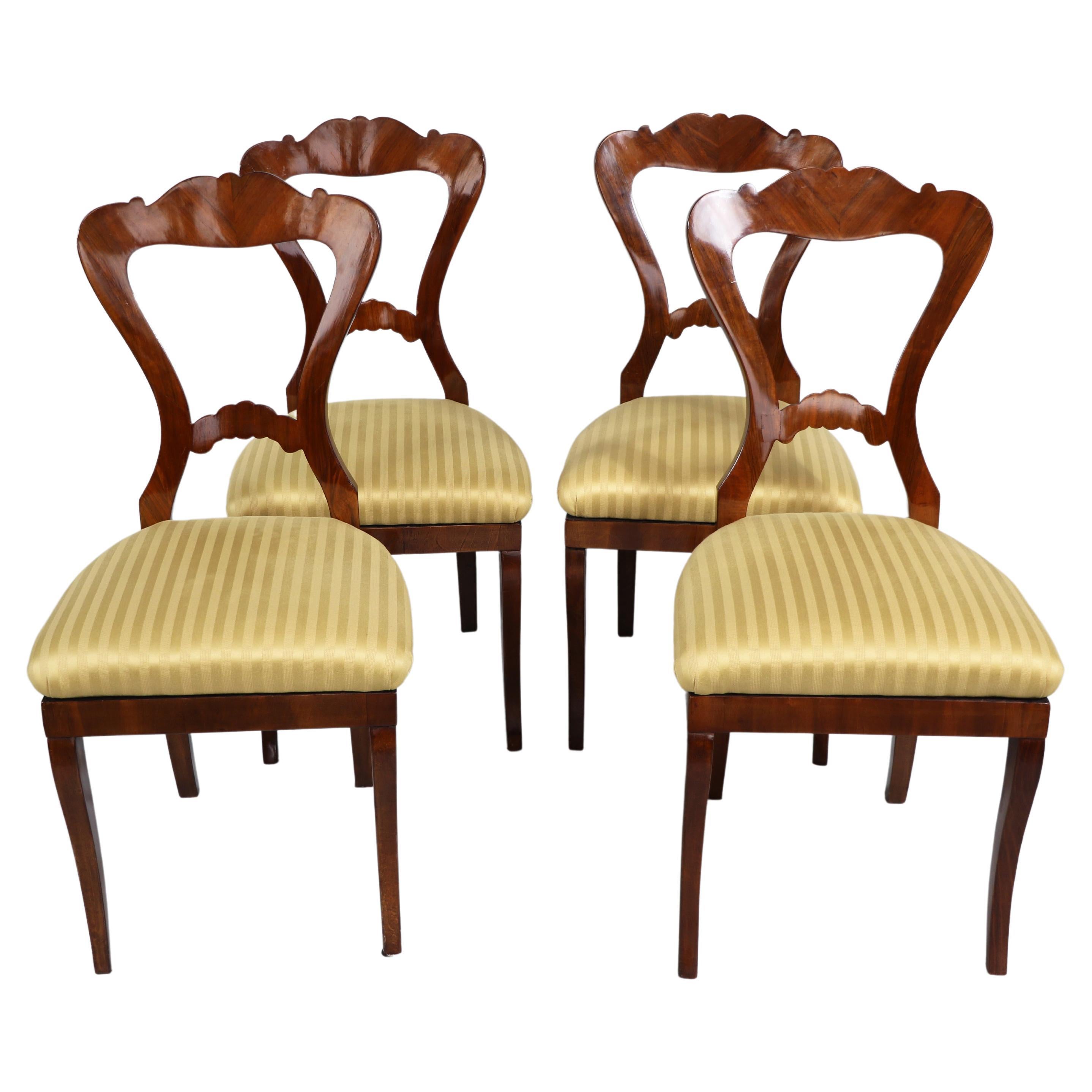 Ensemble de quatre chaises Biedermeier en noyer du 19e siècle. Vienne, vers 1825.