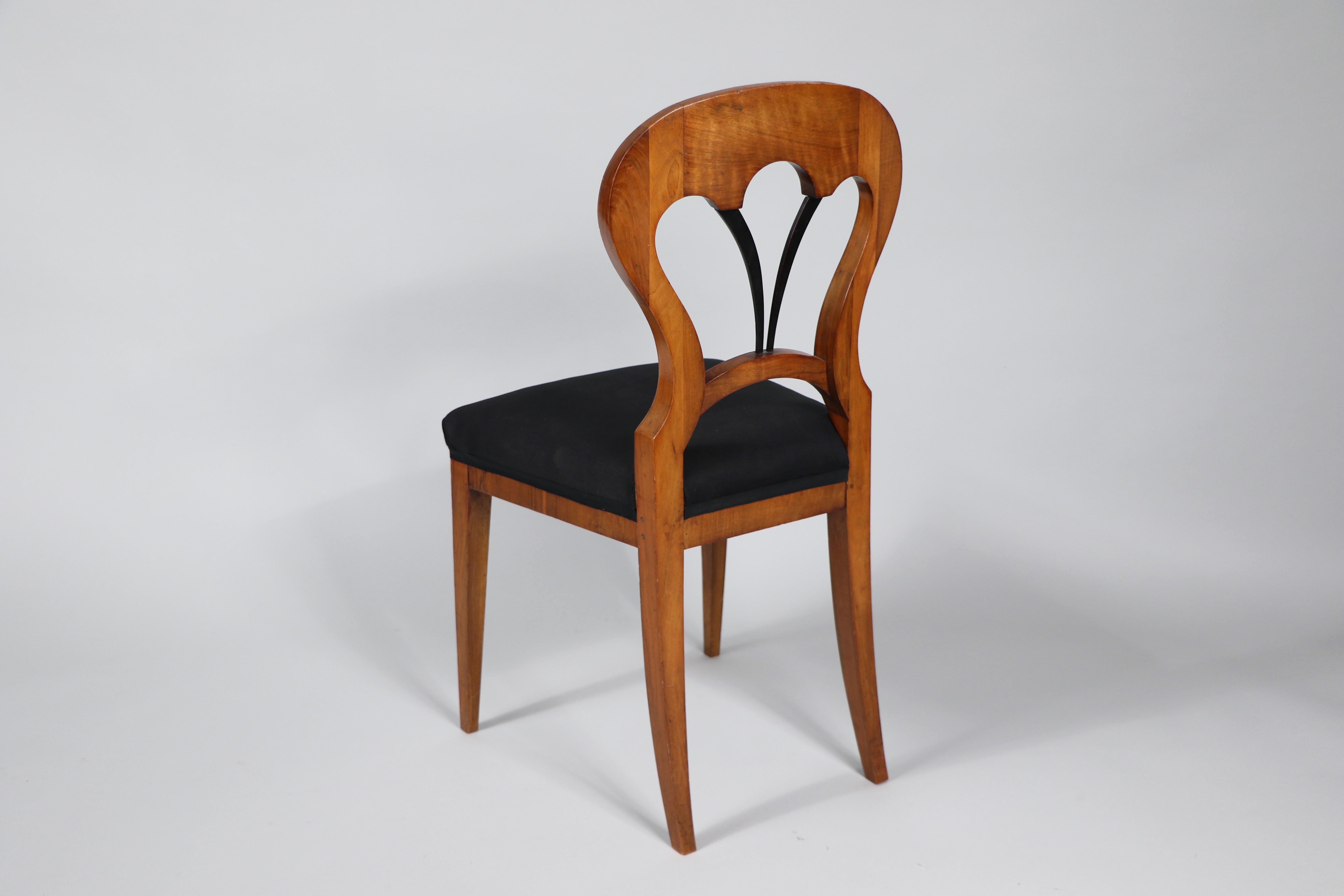 19th Century Set of Six Biedermeier Walnut Chair. Vienna, c. 1825. For Sale 5