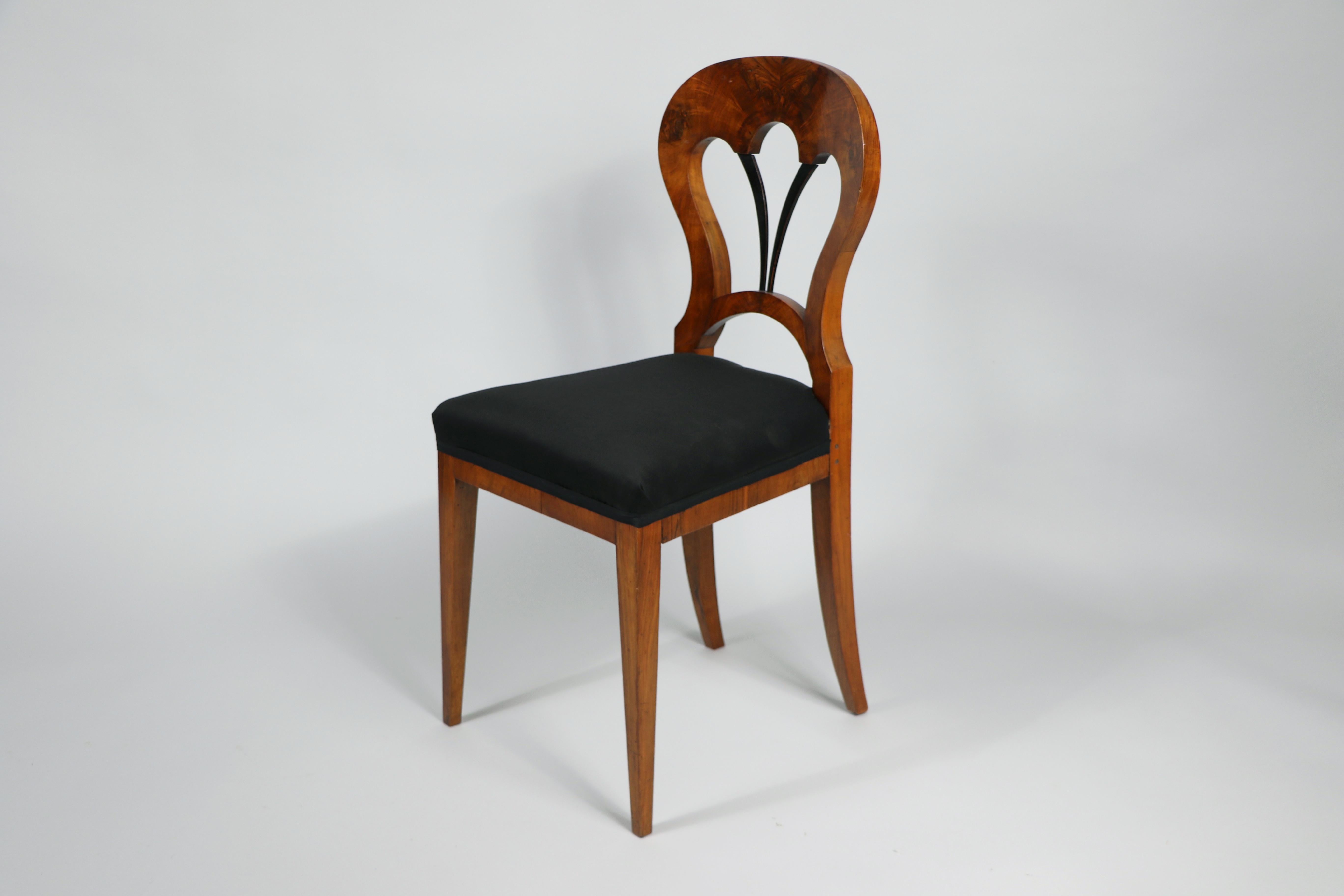 19. Jahrhundert Feiner Satz von sechs Biedermeier-Stühlen aus Nussbaum. Wiener Stadt, um 1825. im Angebot 5