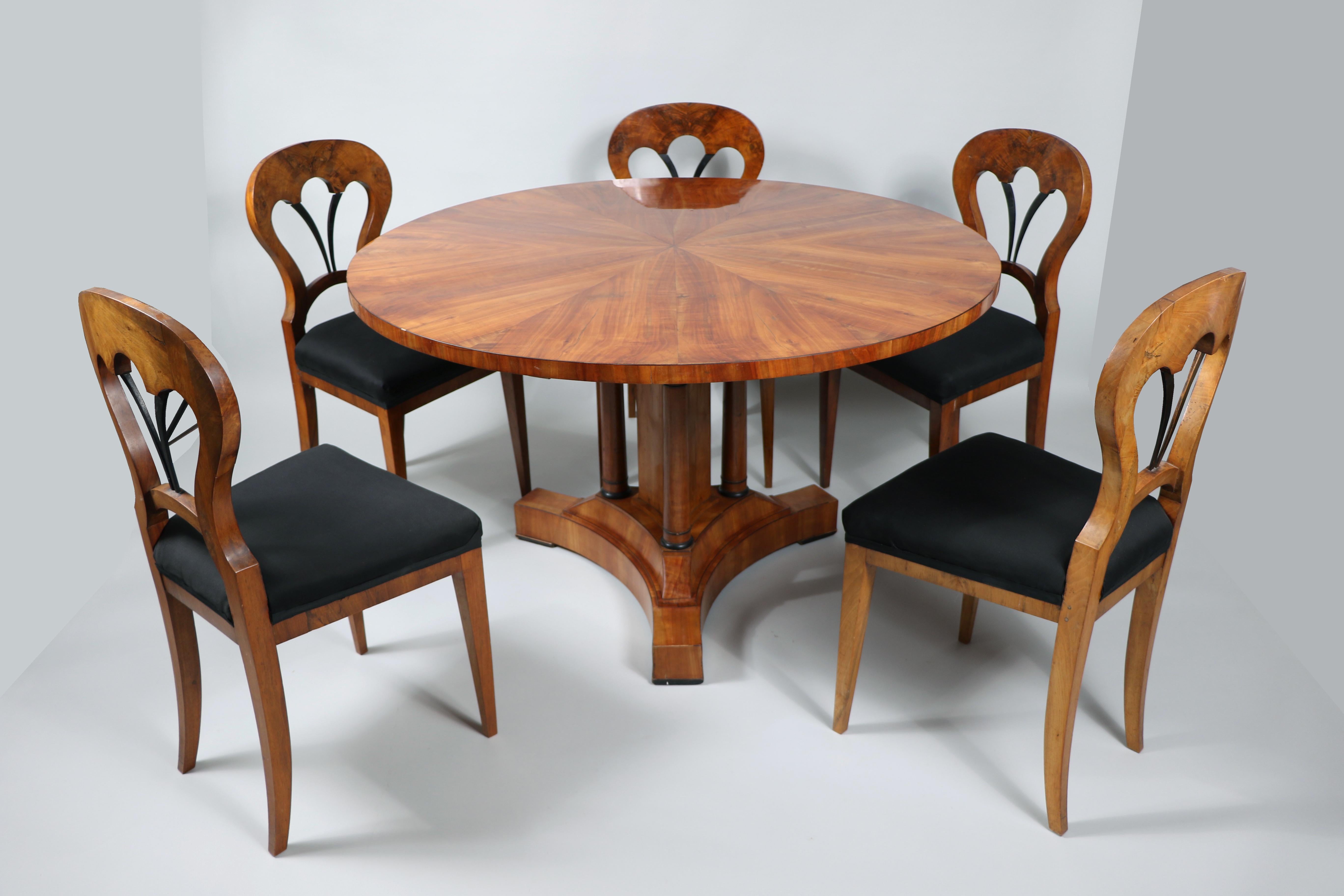19. Jahrhundert Feiner Satz von sechs Biedermeier-Stühlen aus Nussbaum. Wiener Stadt, um 1825. im Angebot 2