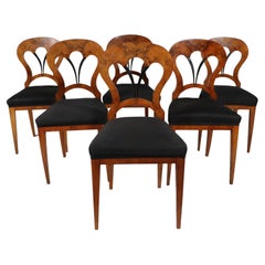 Set di sei sedie Biedermeier in noce del XIX secolo. Vienna, 1825 circa.
