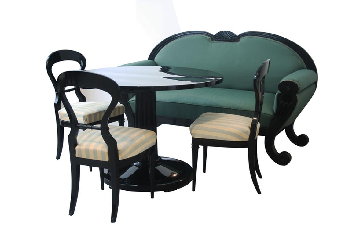 Bonjour,
Ce bel ensemble de trois chaises viennoises Biedermeier ébonisées a été fabriqué vers 1825.

Les meubles Biedermeier ébénisés étaient principalement fabriqués à Vienne, en Autriche, et ne représentent que 1 à 2 % de tous les meubles