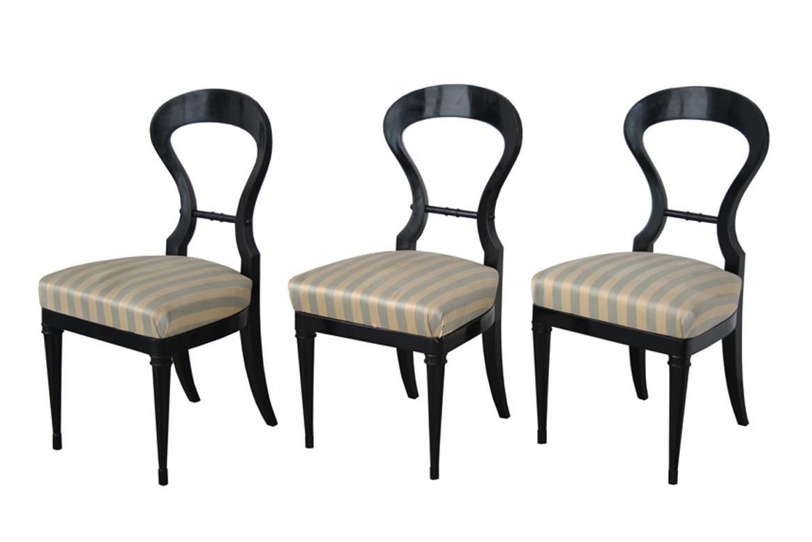 Autrichien Belle série de trois chaises Biedermeier ébénisées du 19ème siècle Vienne, vers 1825. en vente