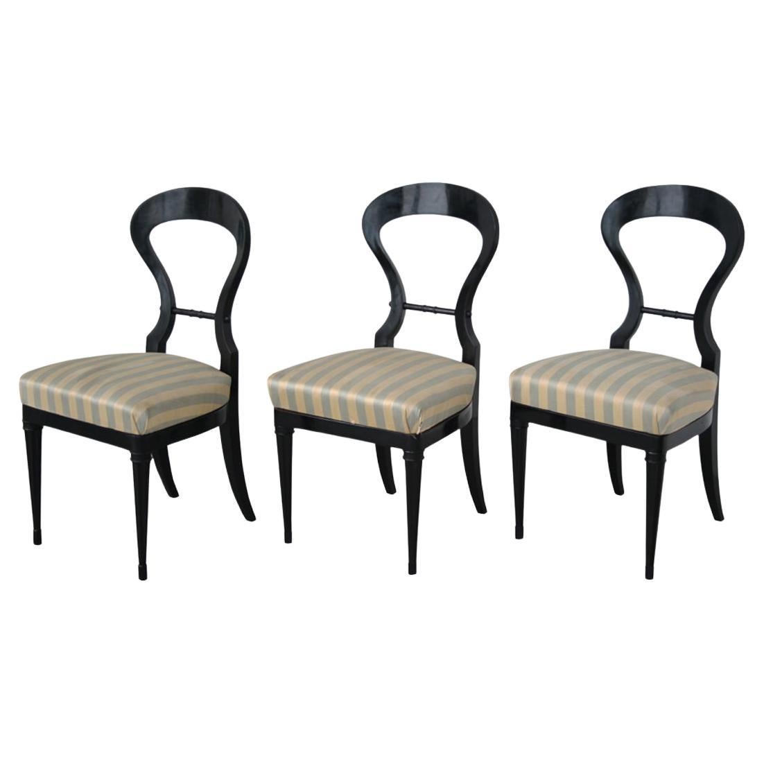 Set di tre sedie Biedermeier ebanizzate del XIX secolo. Vienna, 1825 circa.