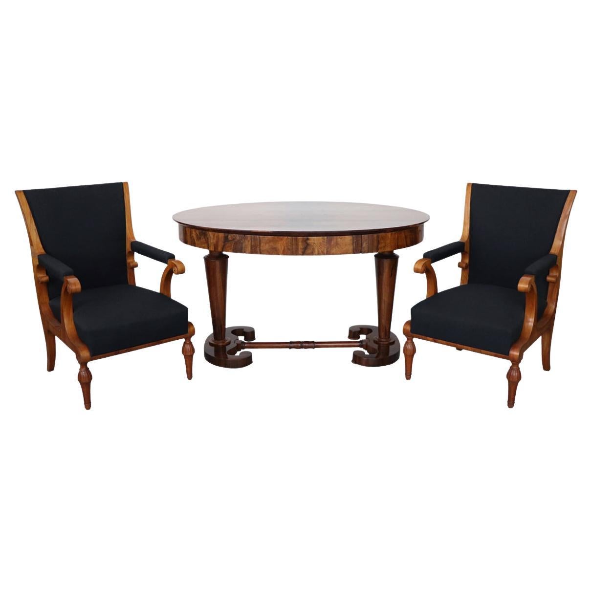 Ensemble de deux fauteuils et d'une table Biedermeier du XIXe siècle. Vienne, vers 1825.