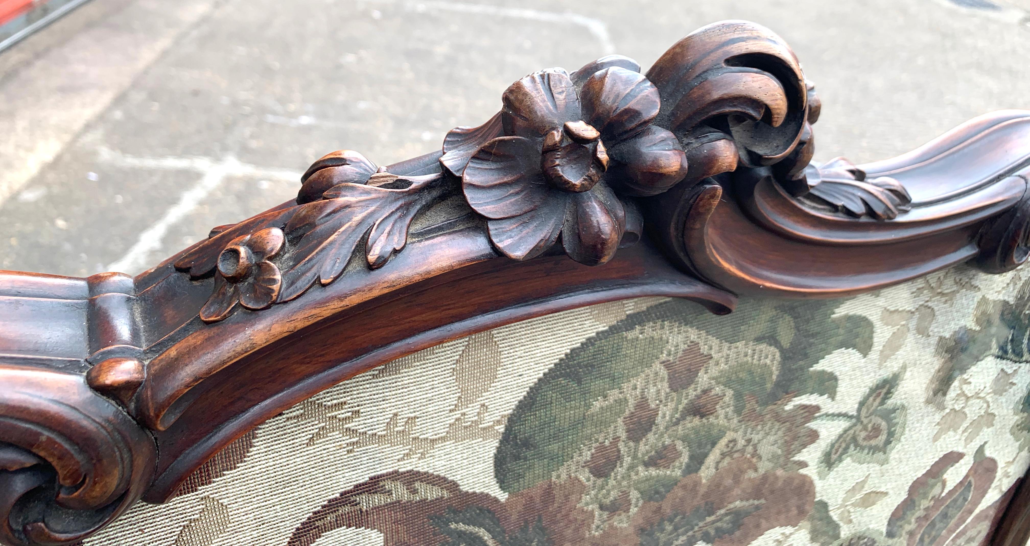 19th Century Fine Tapestry Firescreen in a Carved Walnut Fram For Sale 6