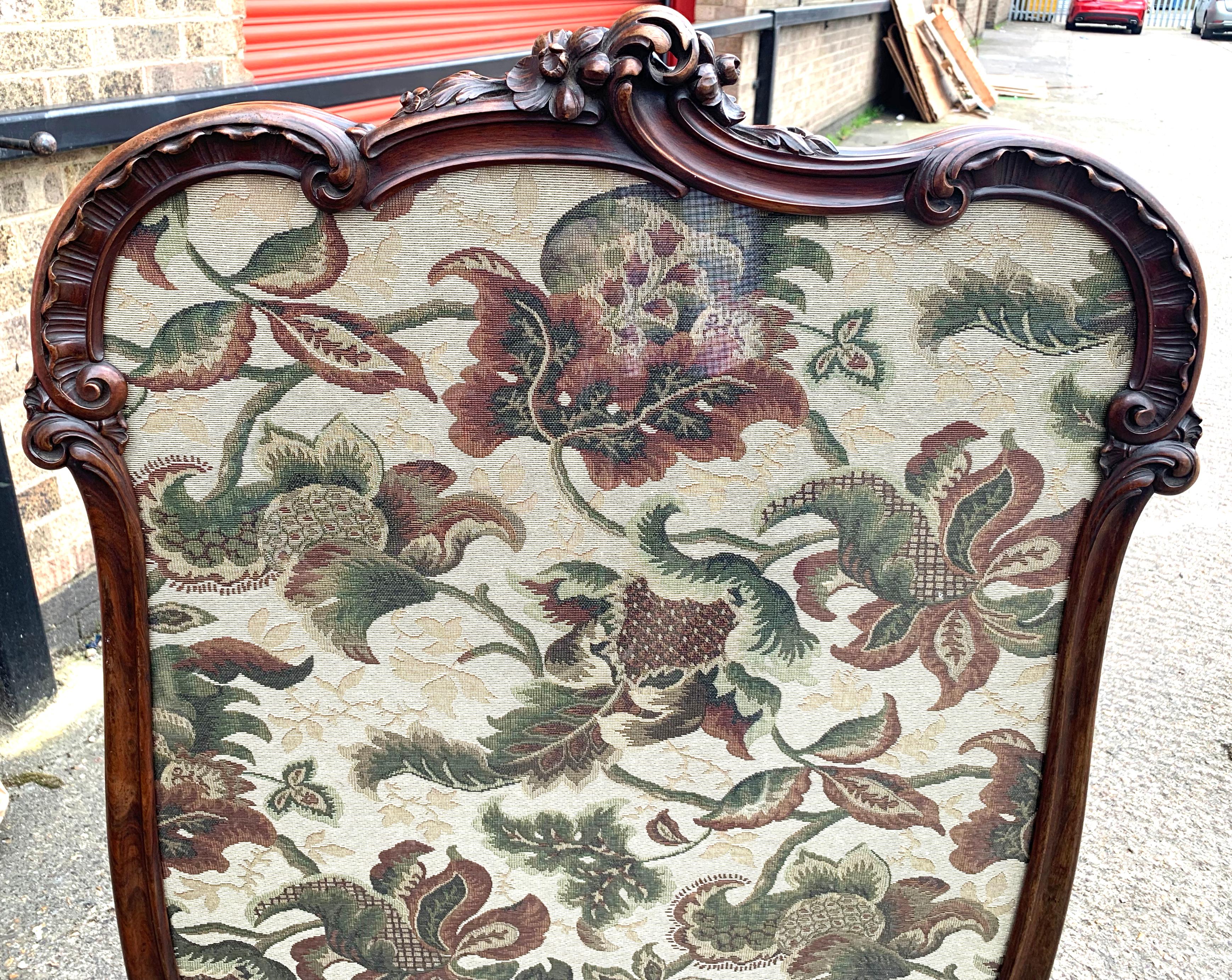 19th Century Fine Tapestry Firescreen in a Carved Walnut Fram In Good Condition For Sale In London, GB