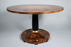 19th Century Fine Viennese Biedermeier Walnut Table. Vienna, c. 1825.