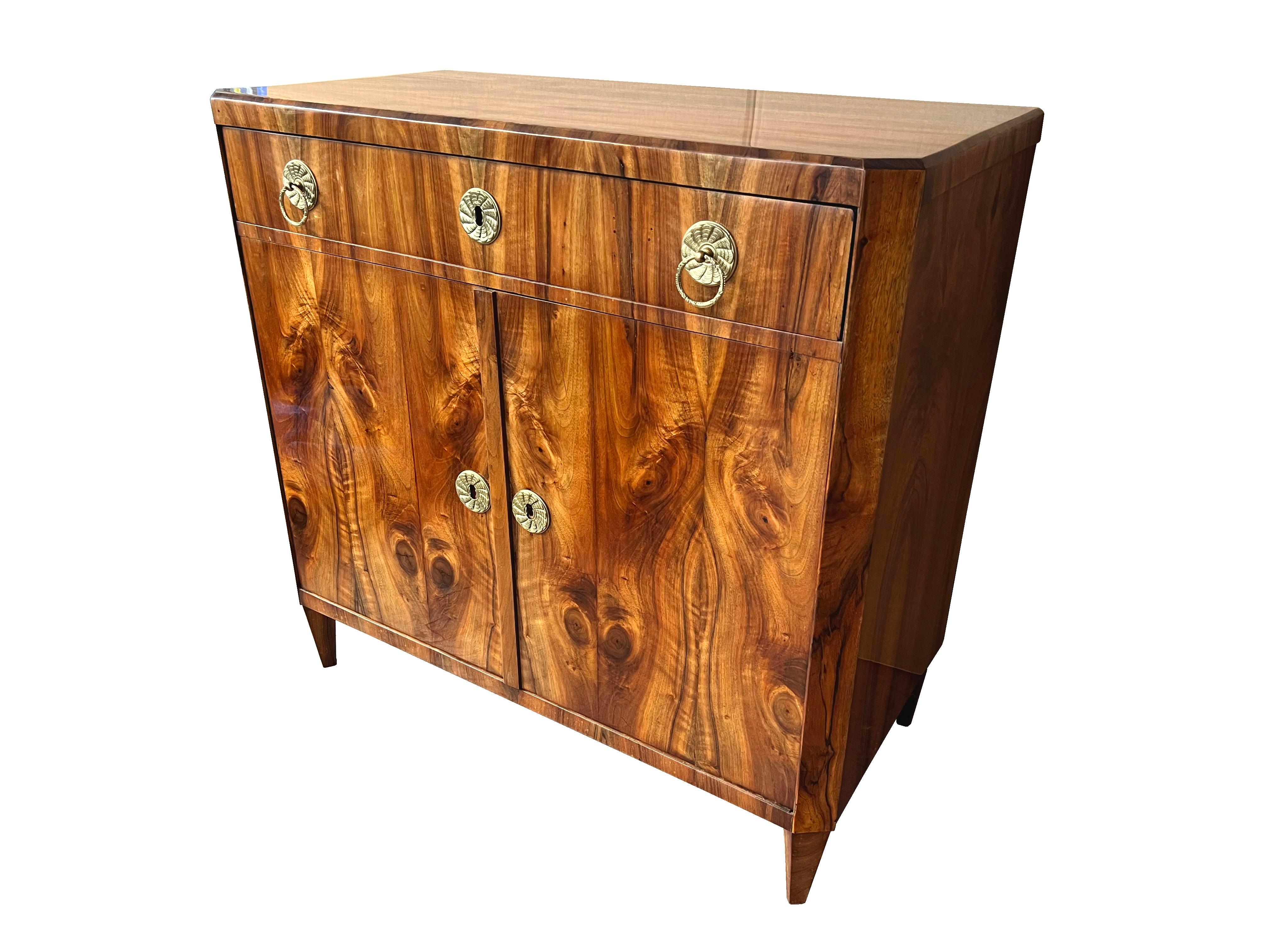 Hello,
This fine Biedermeier walnut trumeau chest is the best example of top-quality Viennese piece from circa 1825.

Viennese Biedermeier is distinguished by their sophisticated proportions, rare and refined design and excellent craftsmanship and