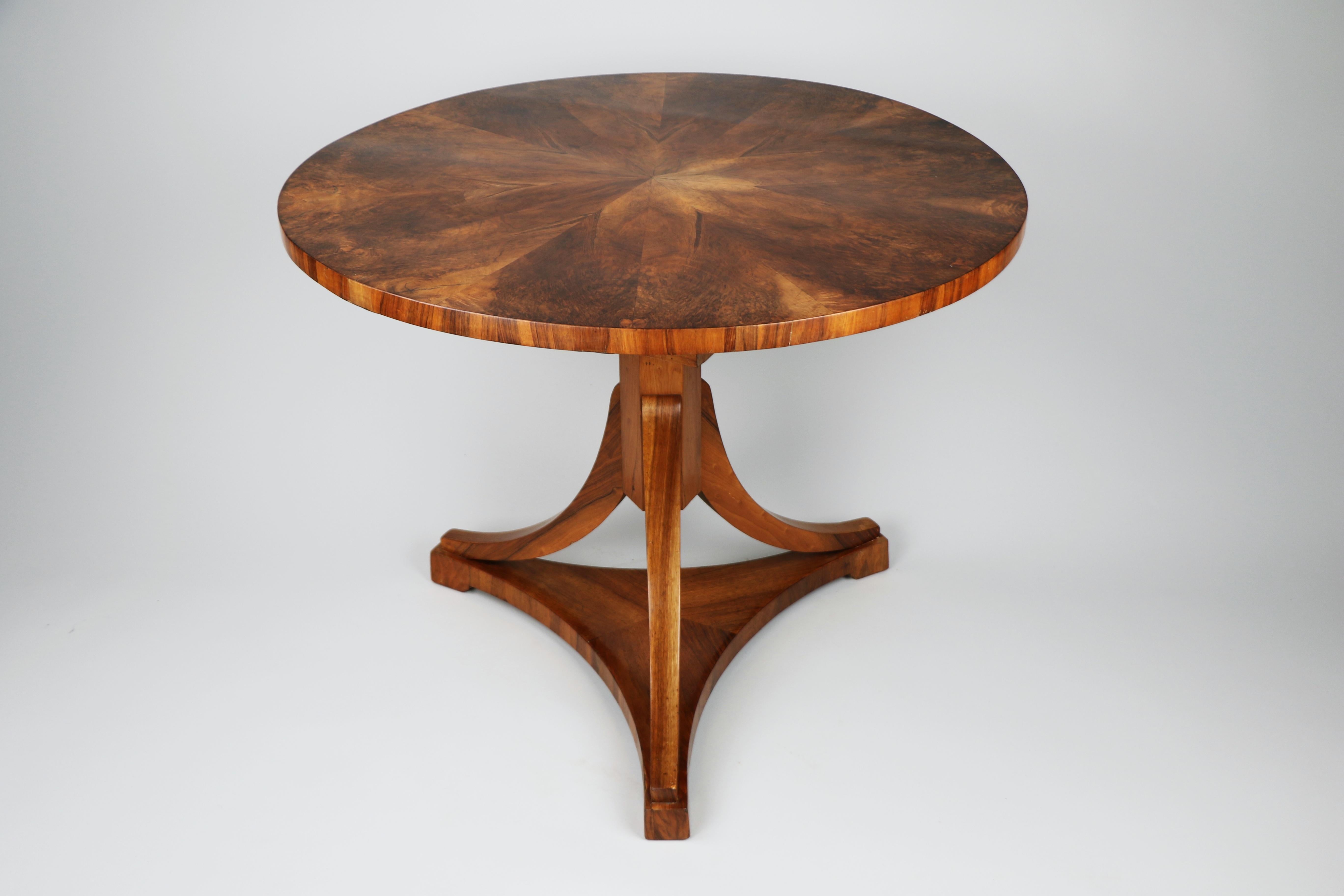 Austrian 19th Century Fine Walnut Biedermeier Table. Vienna, c. 1825.