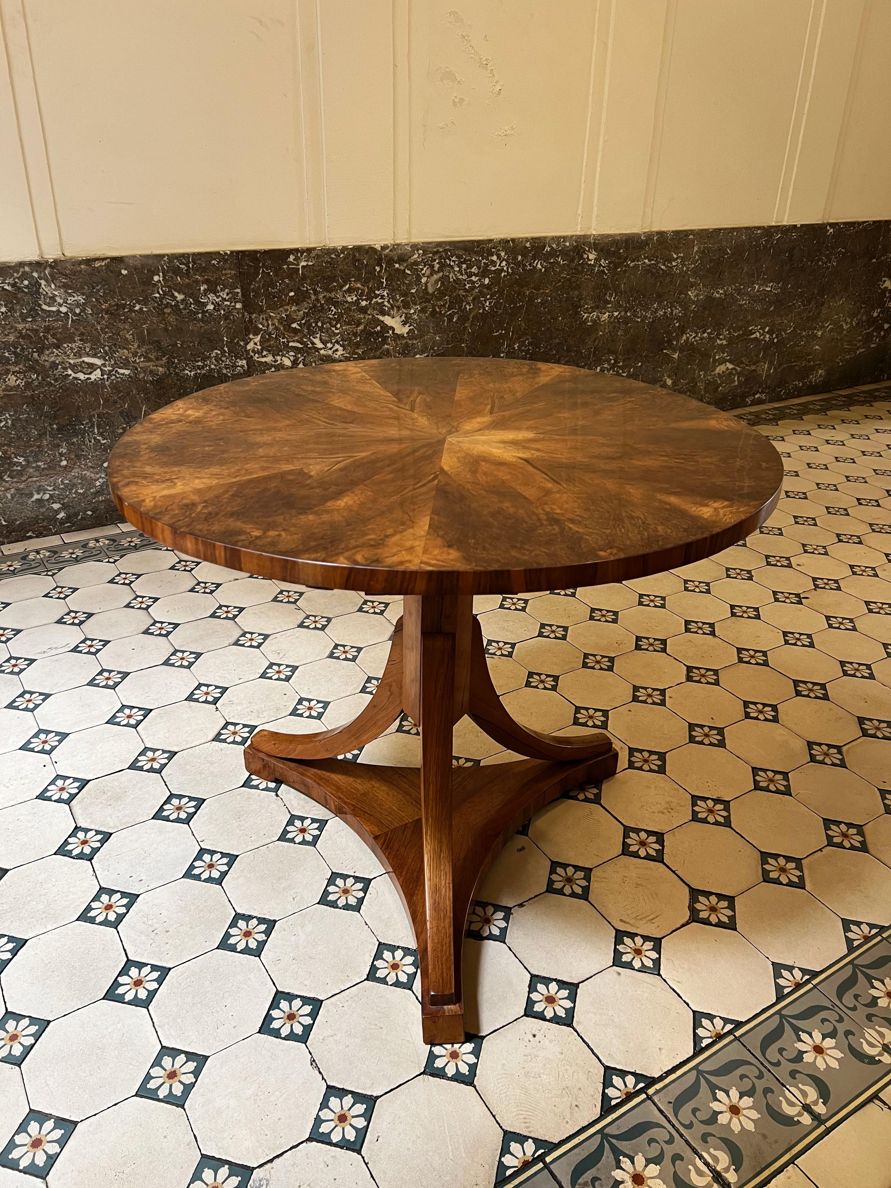 Polished 19th Century Fine Walnut Biedermeier Table. Vienna, c. 1825.