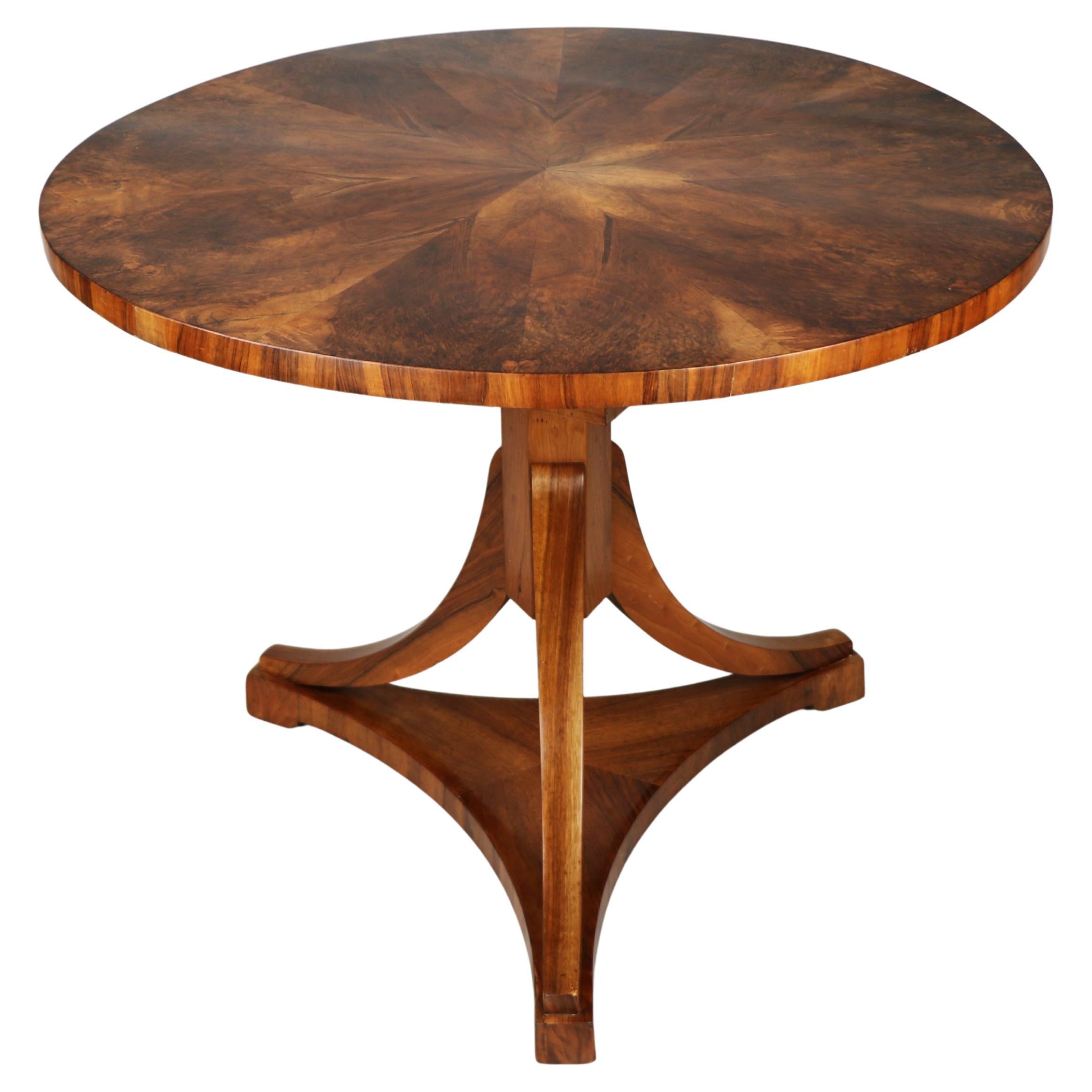 19th Century Fine Walnut Biedermeier Table. Vienna, c. 1825.