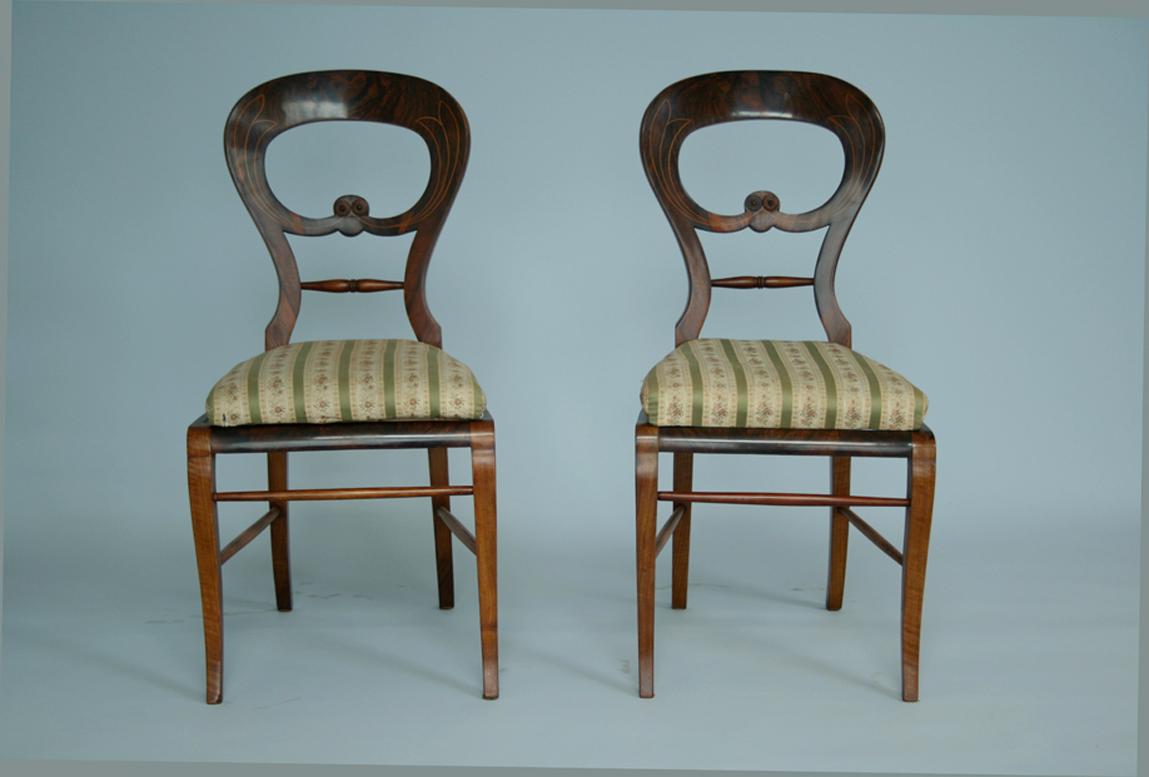 Hallo,
Diese feinen Wiener Biedermeier-Stühle aus Nussbaum wurden um 1825 hergestellt.

Das Wiener Biedermeier zeichnet sich durch seine raffinierten Proportionen, sein seltenes und raffiniertes Design und seine hervorragende Handwerkskunst aus und