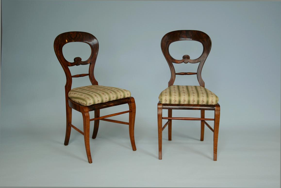 Feines Paar Biedermeier-Stühle aus Nussbaumholz aus dem 19. Jahrhundert. Wiener Stadt, um 1825. (Intarsie) im Angebot