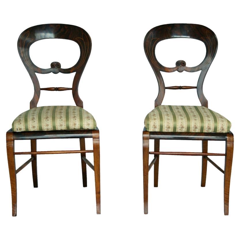 Feines Paar Biedermeier-Stühle aus Nussbaumholz aus dem 19. Jahrhundert. Wiener Stadt, um 1825.