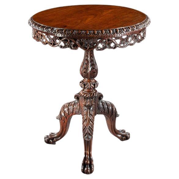Fein geschnitzter anglo-indischer Teakholz-Dreibein-Tisch mit Klappplatte aus dem 19. Jahrhundert