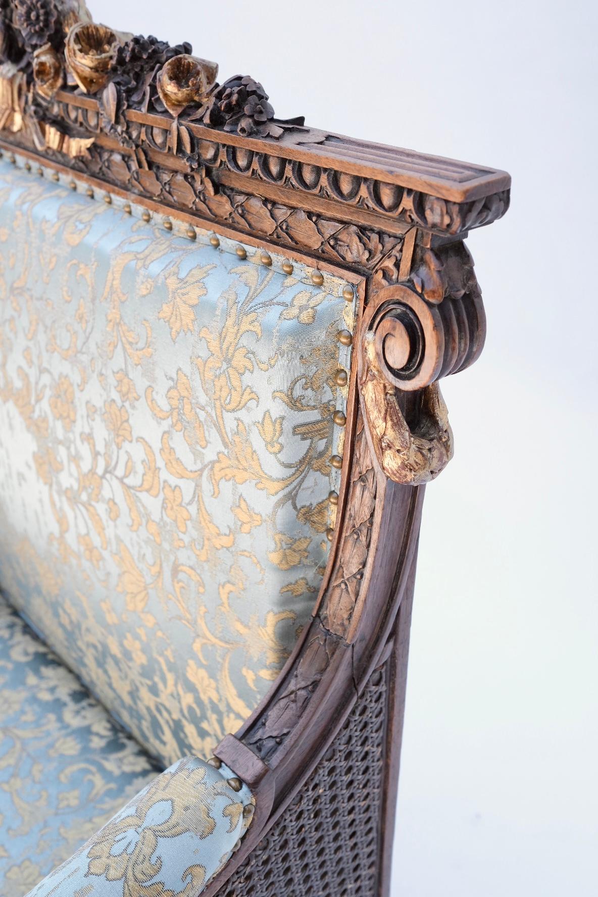Sillón francés del siglo XIX finamente tallado en Bueno estado para la venta en Los Angeles, CA