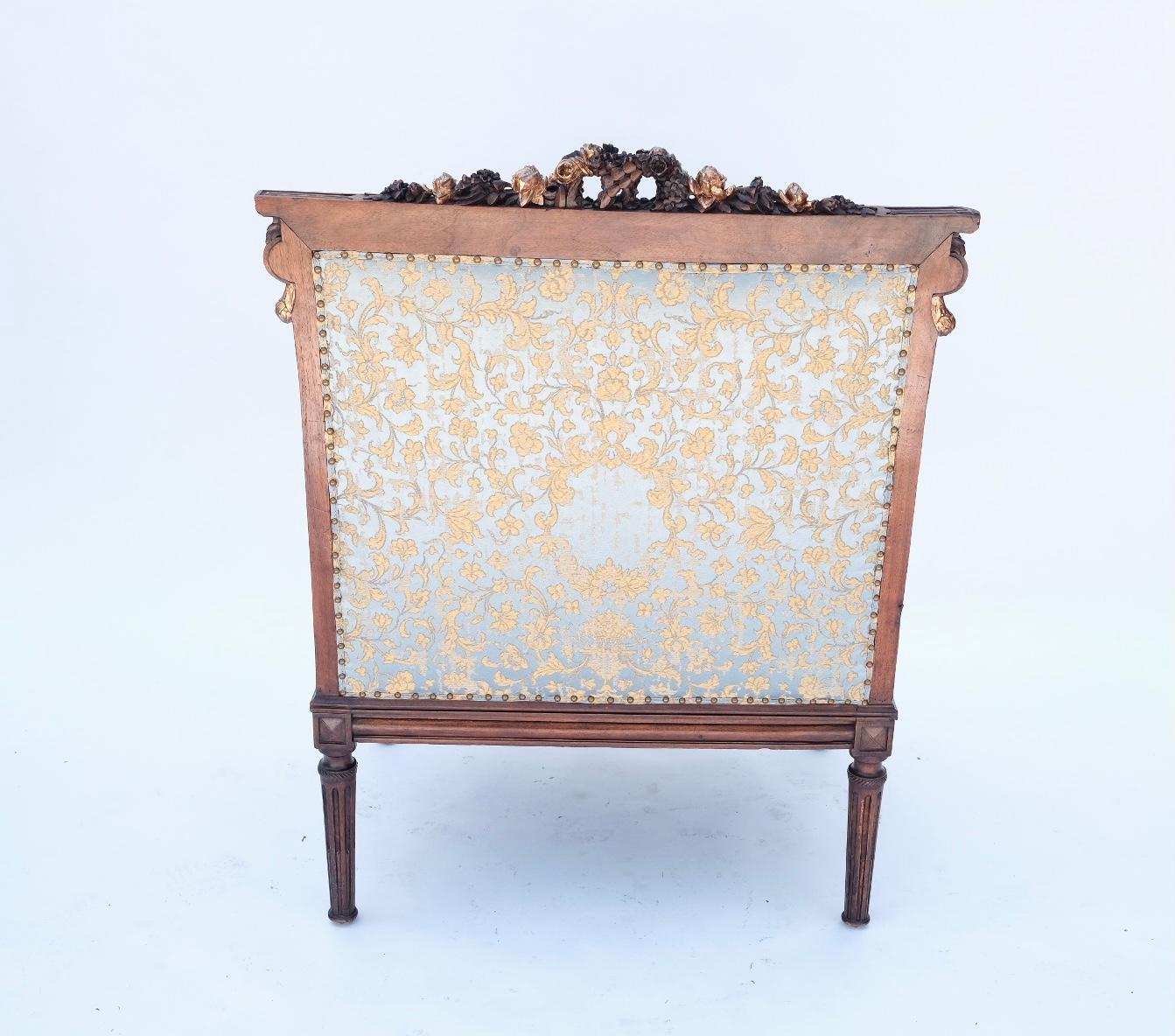 Fein geschnitzter französischer Sessel aus dem 19. Jahrhundert (Walnuss) im Angebot