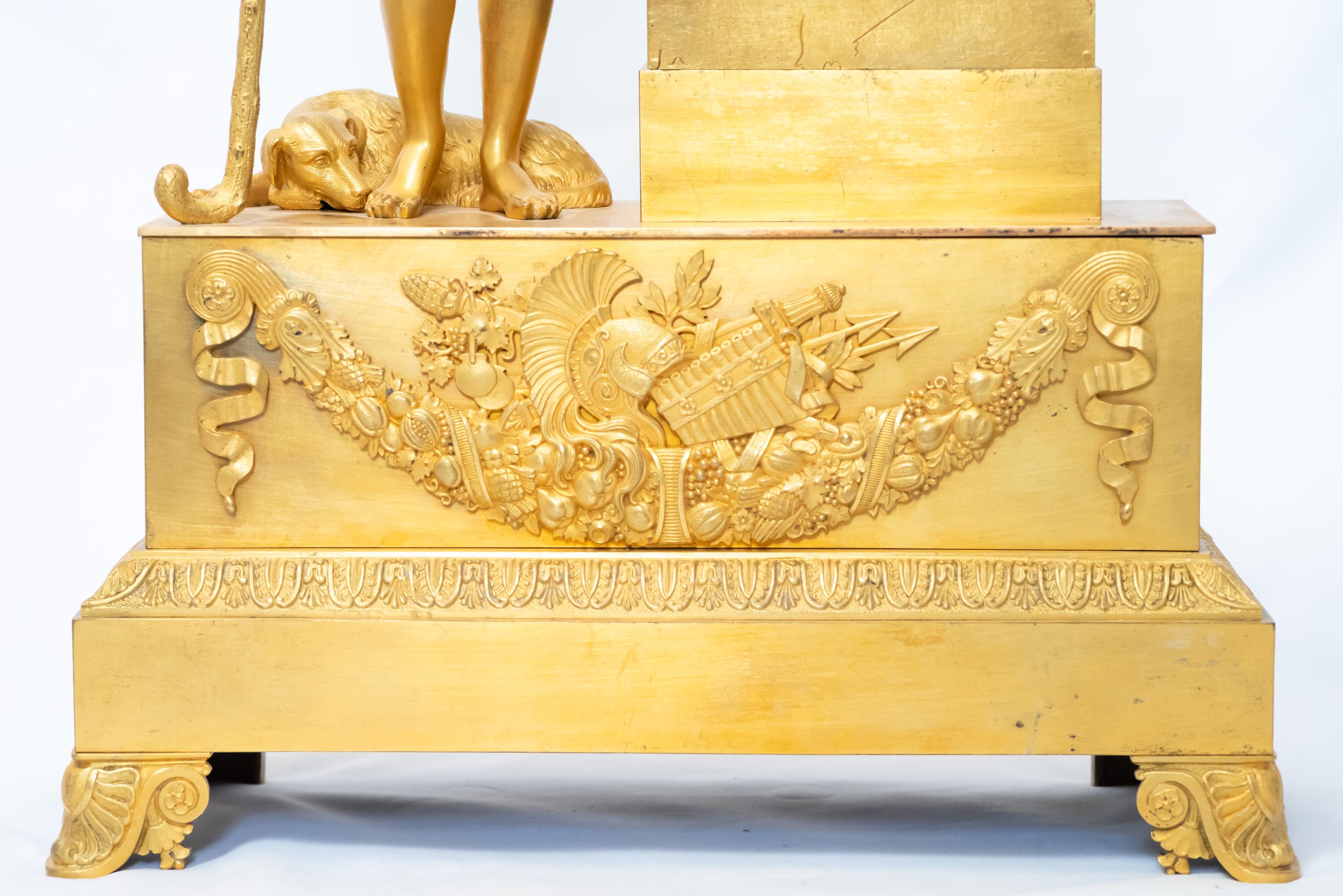 Pendule d'époque Restauration en bronze doré à la flamme représentant le berger Paris en vente 5