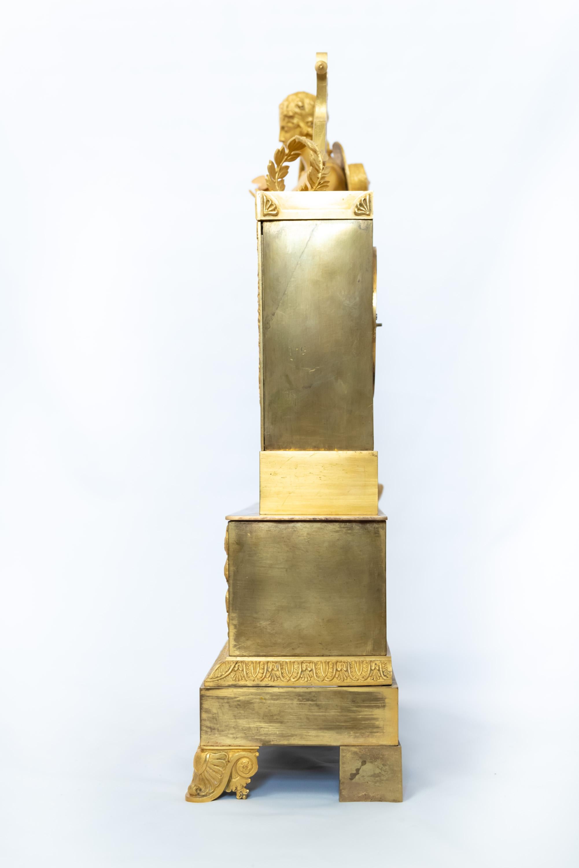 Une pendule de cheminée de très bonne qualité de la période de la Restauration française vers 1820.  Le personnage néoclassique représente le berger Paris, avec le bâton et le chapeau requis, admirant un papillon (note : le papillon semble être un