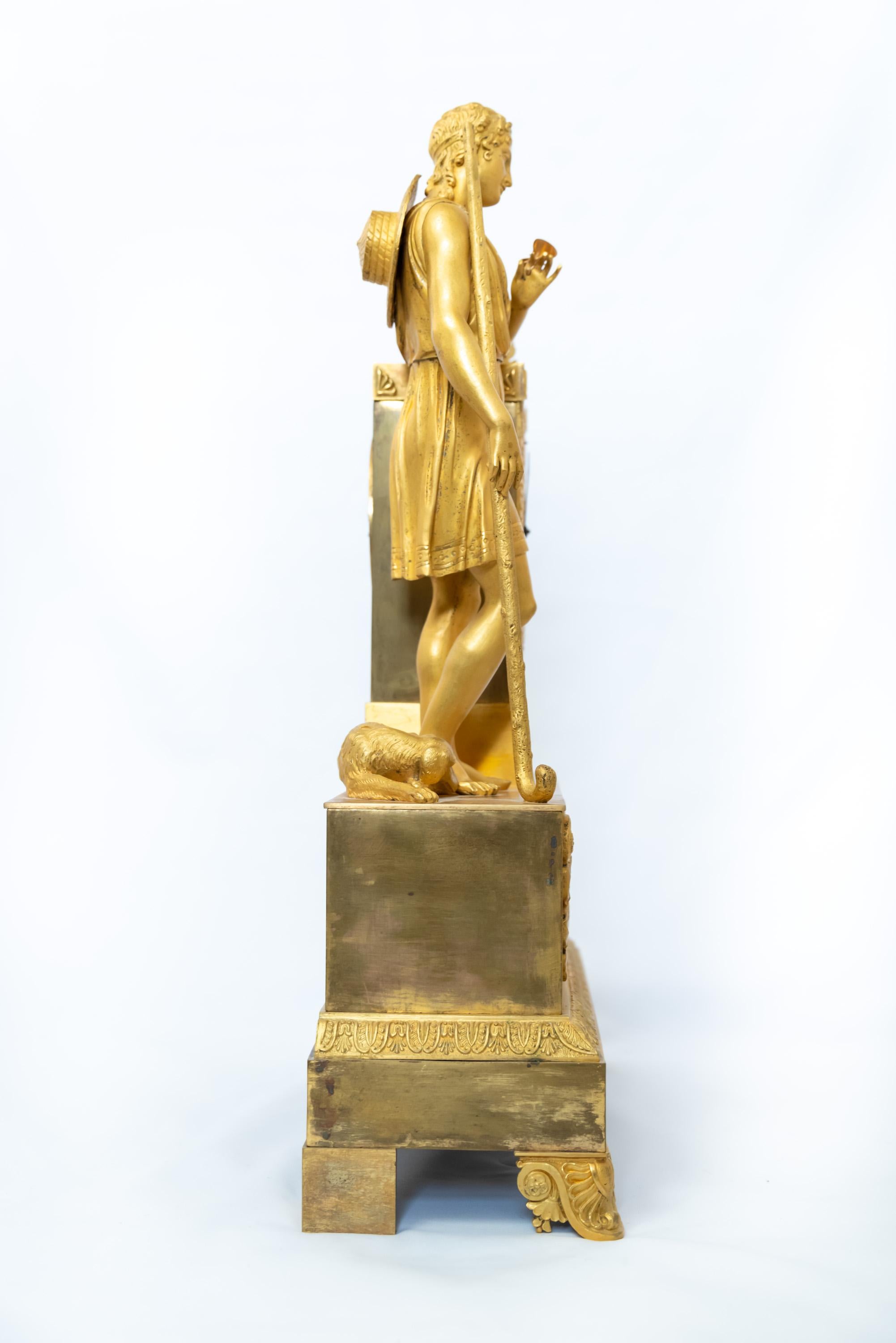 Français Pendule d'époque Restauration en bronze doré à la flamme représentant le berger Paris en vente