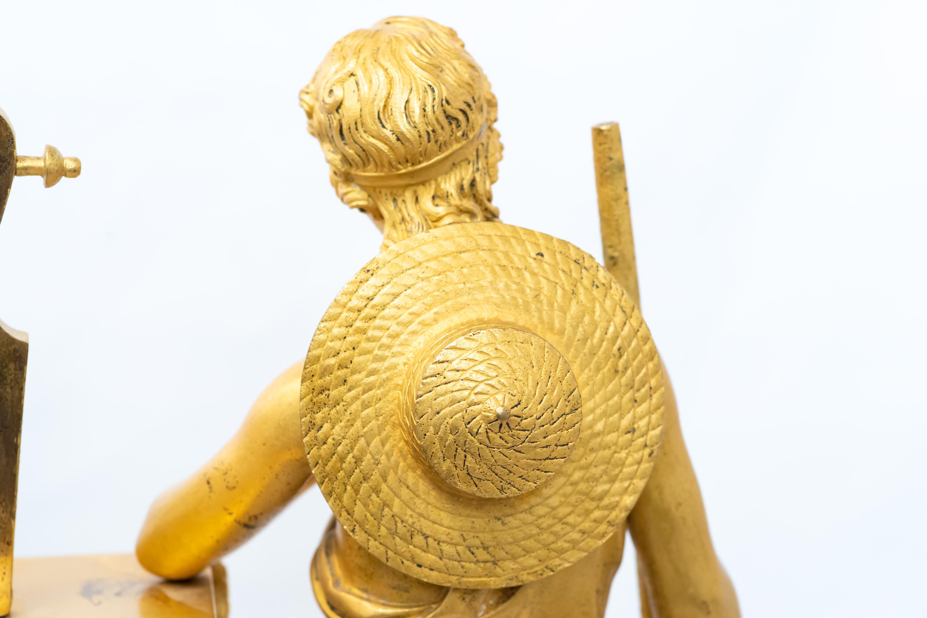 XIXe siècle Pendule d'époque Restauration en bronze doré à la flamme représentant le berger Paris en vente