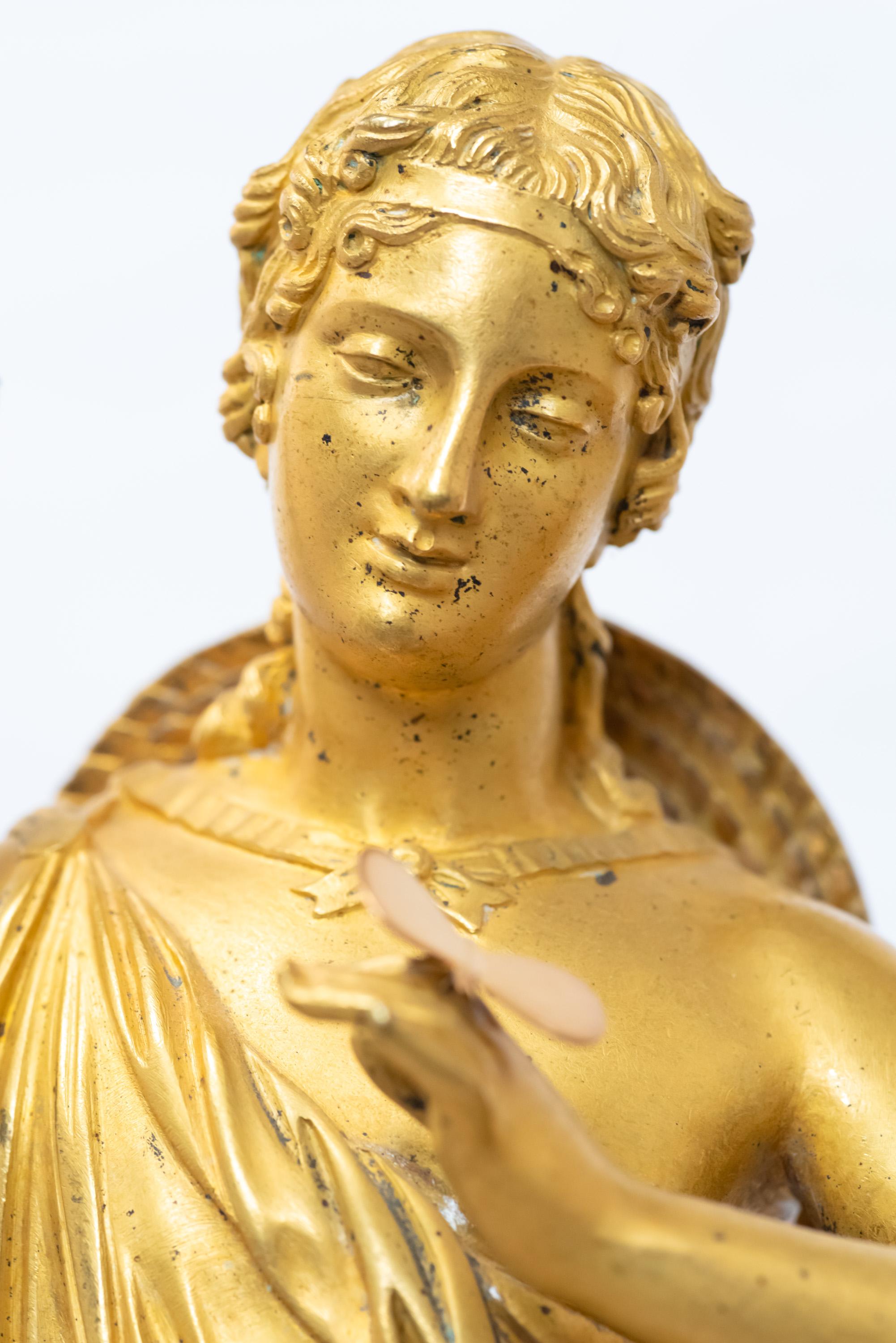 Pendule d'époque Restauration en bronze doré à la flamme représentant le berger Paris en vente 1