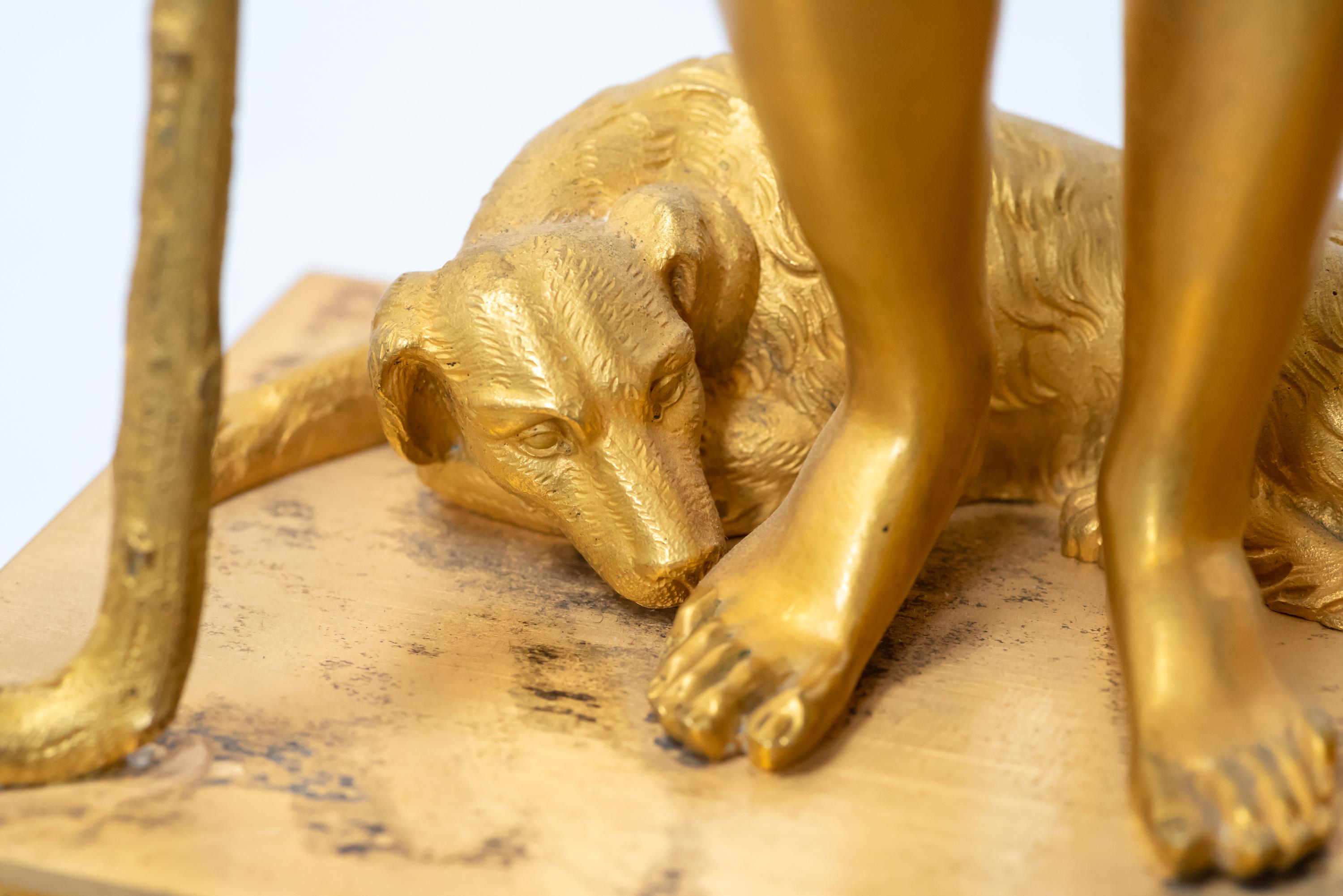 Pendule d'époque Restauration en bronze doré à la flamme représentant le berger Paris en vente 2