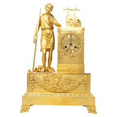 Pendule d'époque Restauration en bronze doré à la flamme représentant le berger Paris