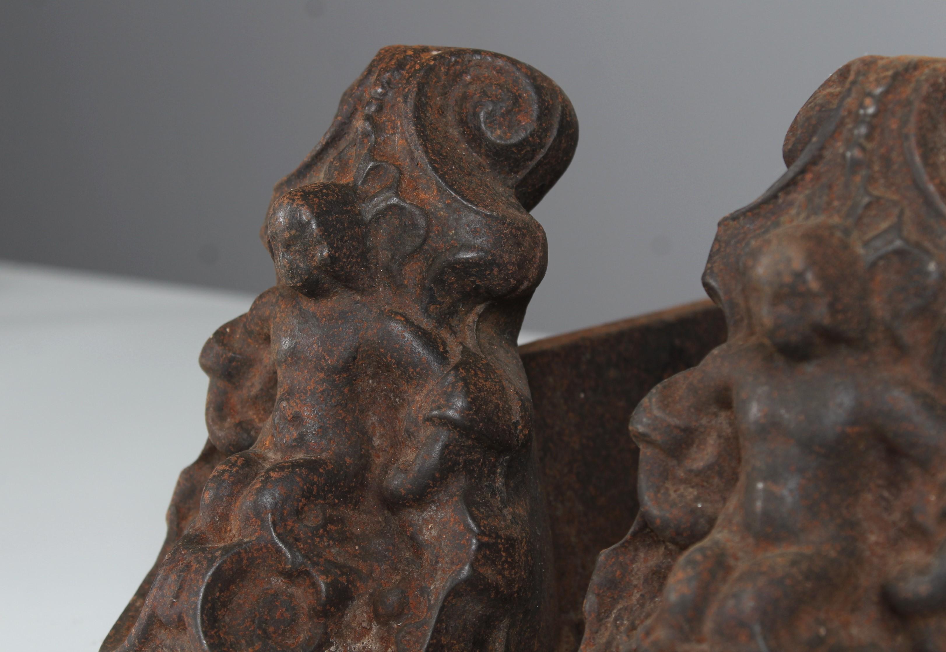 Feuerböcke, Feuerböcke des 19. Jahrhunderts, Feuerböcke, gekrönte Figur, Gusseisen, 35 cm (Französisch) im Angebot