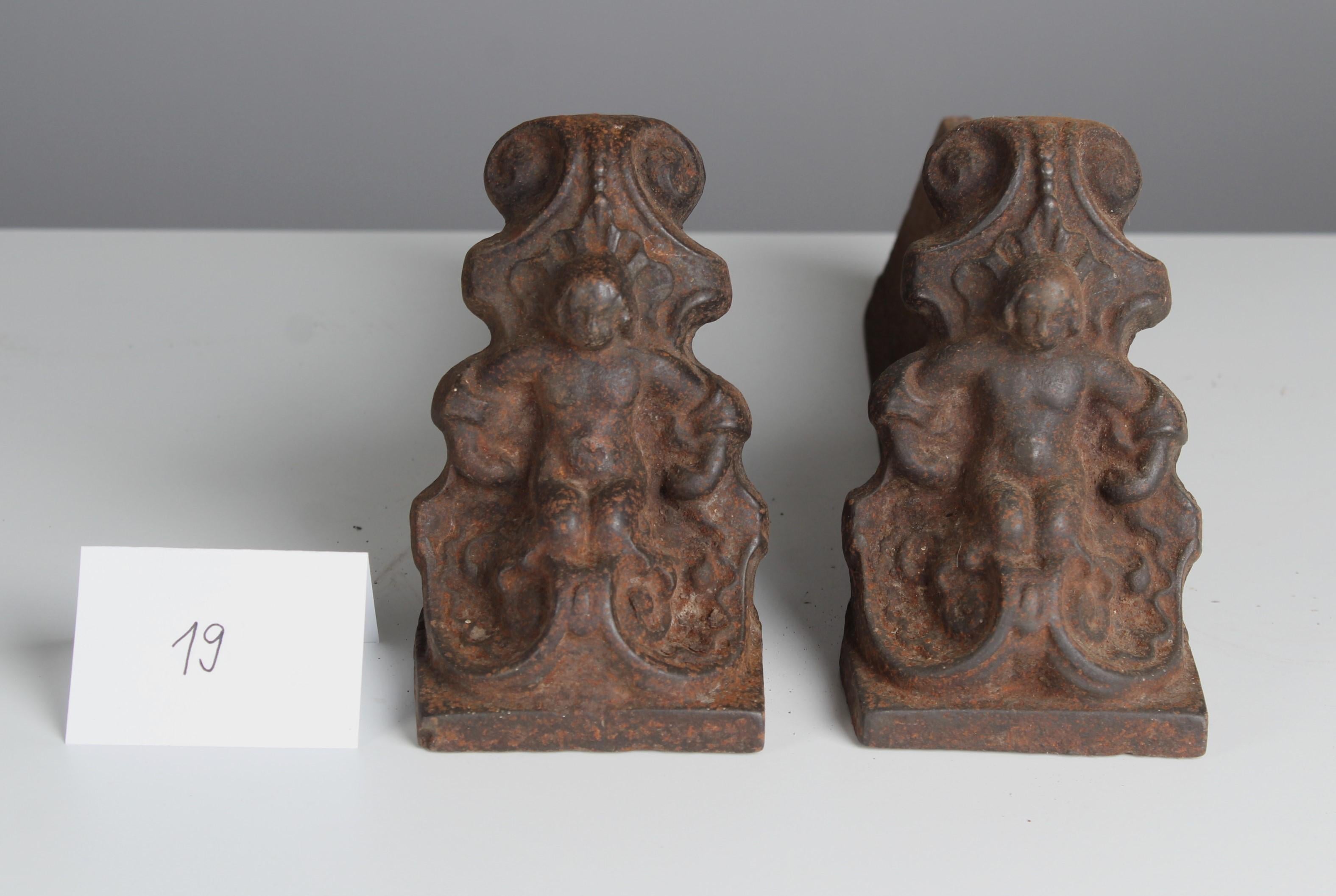 Feuerböcke, Feuerböcke des 19. Jahrhunderts, Feuerböcke, gekrönte Figur, Gusseisen, 35 cm (Gegossen) im Angebot