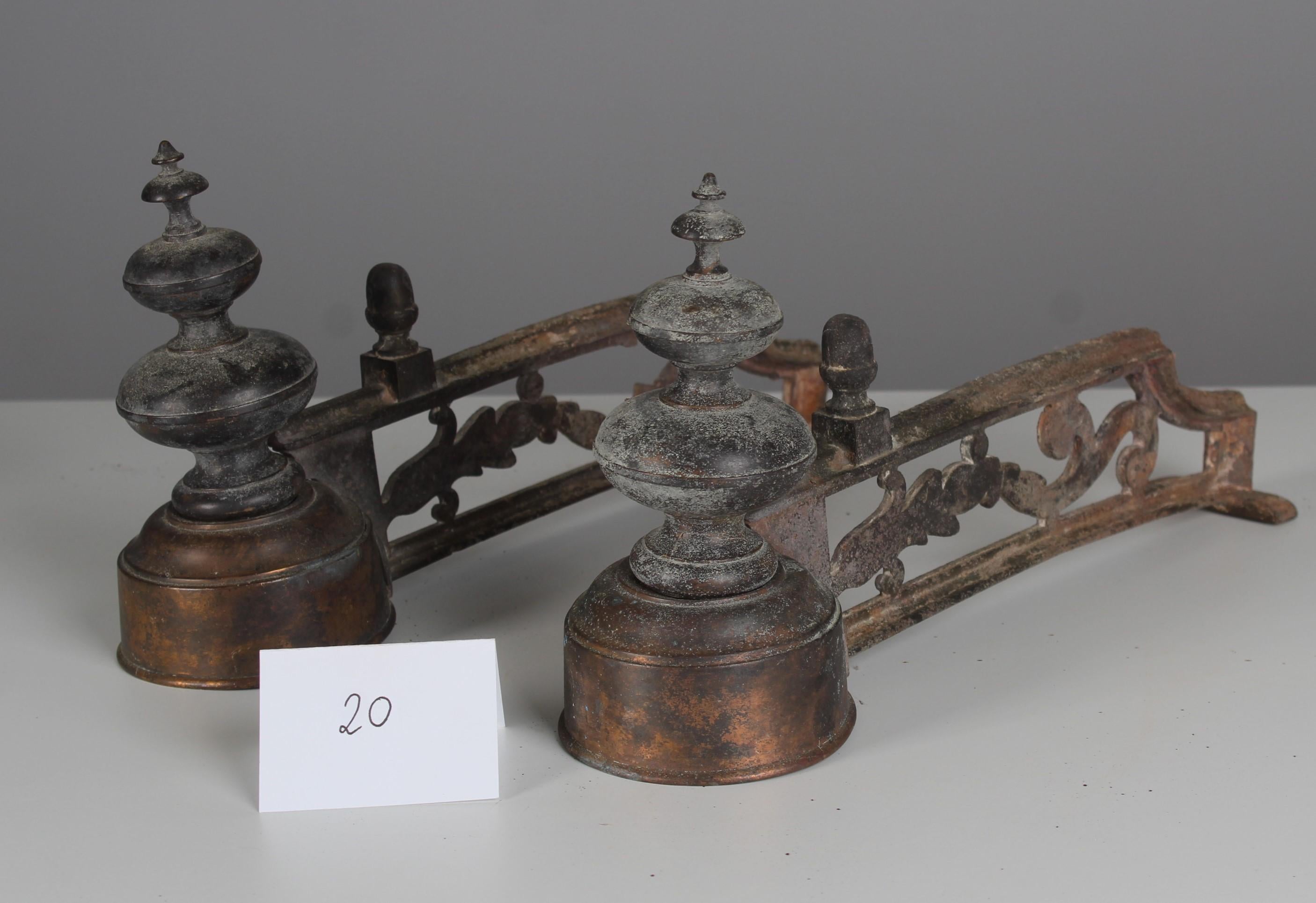Feuerböcke des 19. Jahrhunderts, Feuerböcke, verschnörkeltes Design, Gusseisen, 35 cm (Gegossen) im Angebot