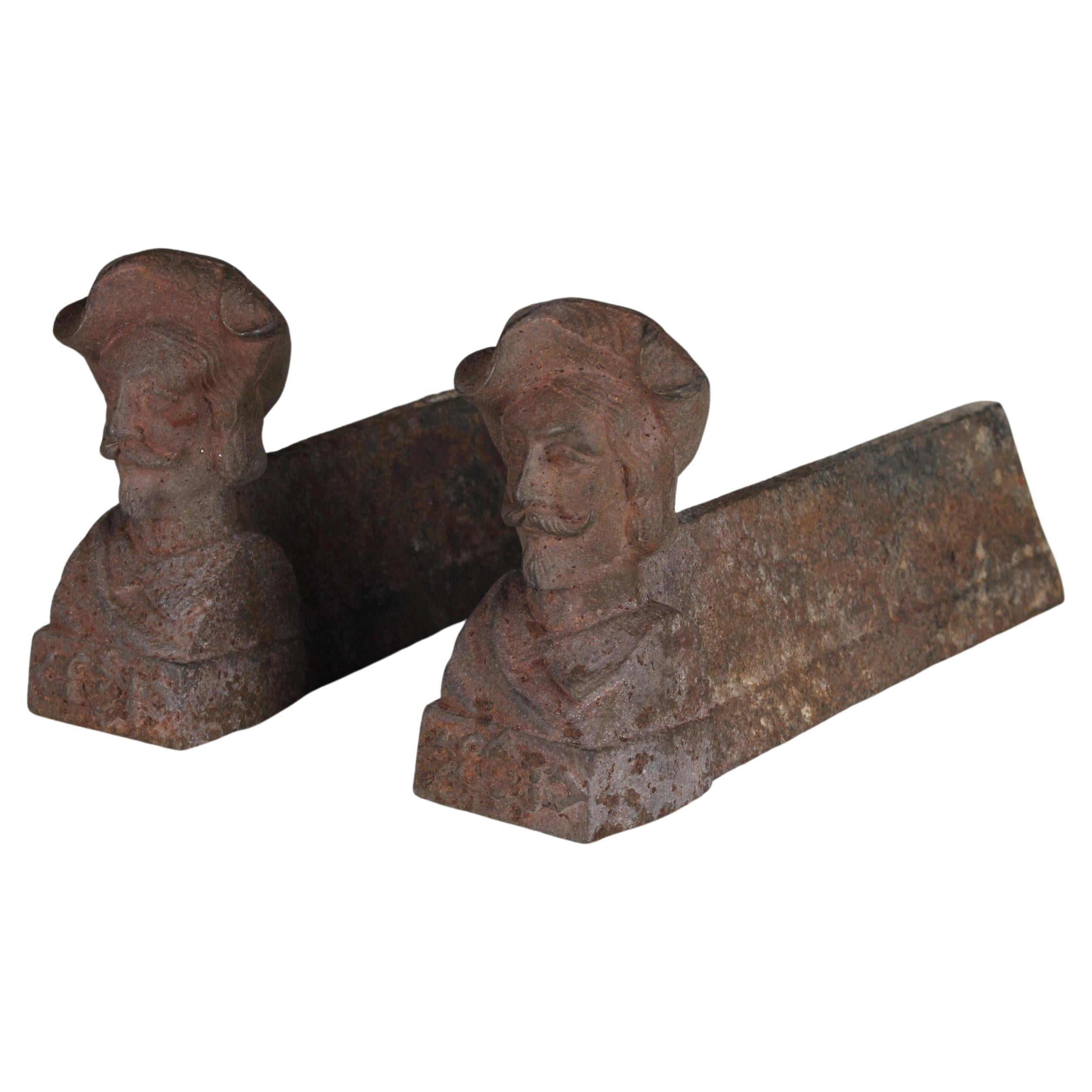 Feuerböcke des 19. Jahrhunderts, figurale Feuerböcke, Musketiere, Gusseisen, 29 cm im Angebot