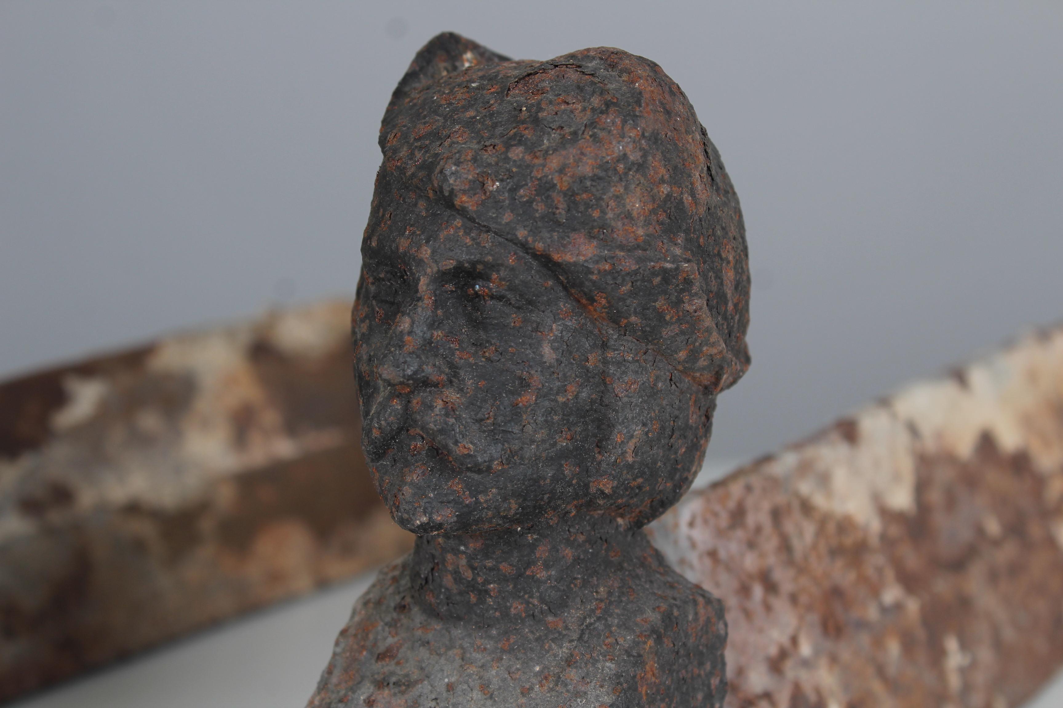 Paire de chenets avec un buste de Mousquetaire français.
France, 1880-1900.
Fer solide en bon état compte tenu de son âge.

Les chiens de feu sont utilisés comme support pour le bois de chauffage dans une cheminée. Ils sont également connus sous le