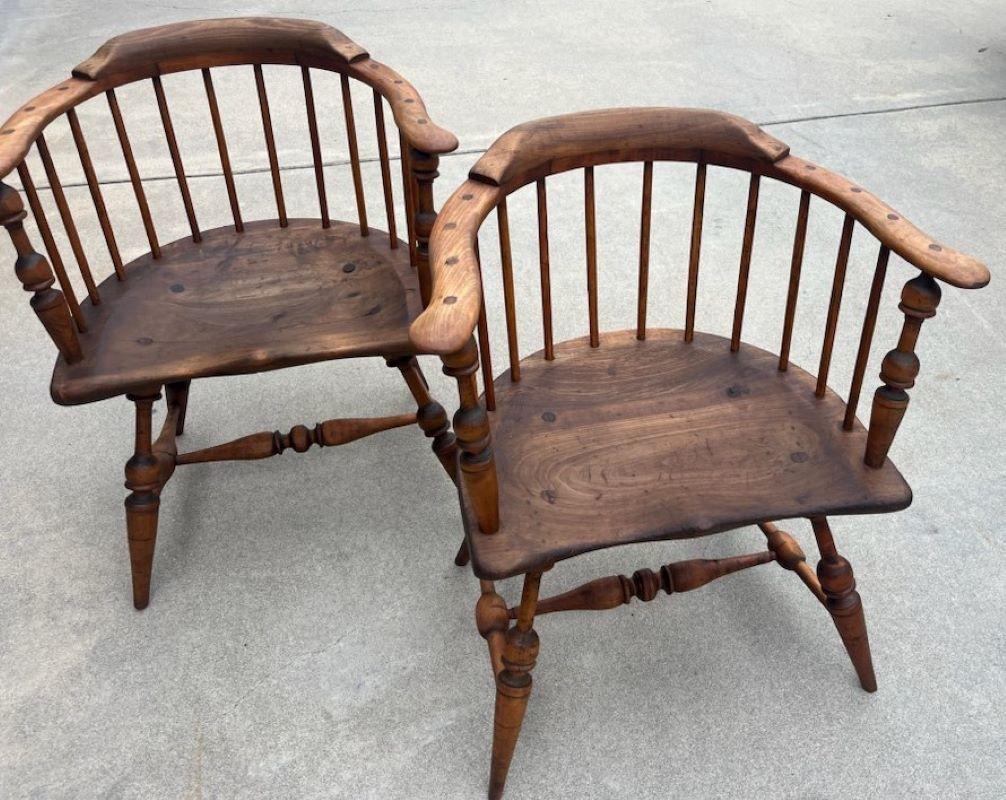 Dieses Paar Firehouse Windsor-Stühle mit natürlicher Oberfläche ist in gutem, robustem Zustand. Sie sind dem Aussehen der Windsor Chair Rail Chairs aus Neuengland aus dem 18. Jahrhundert nachempfunden.