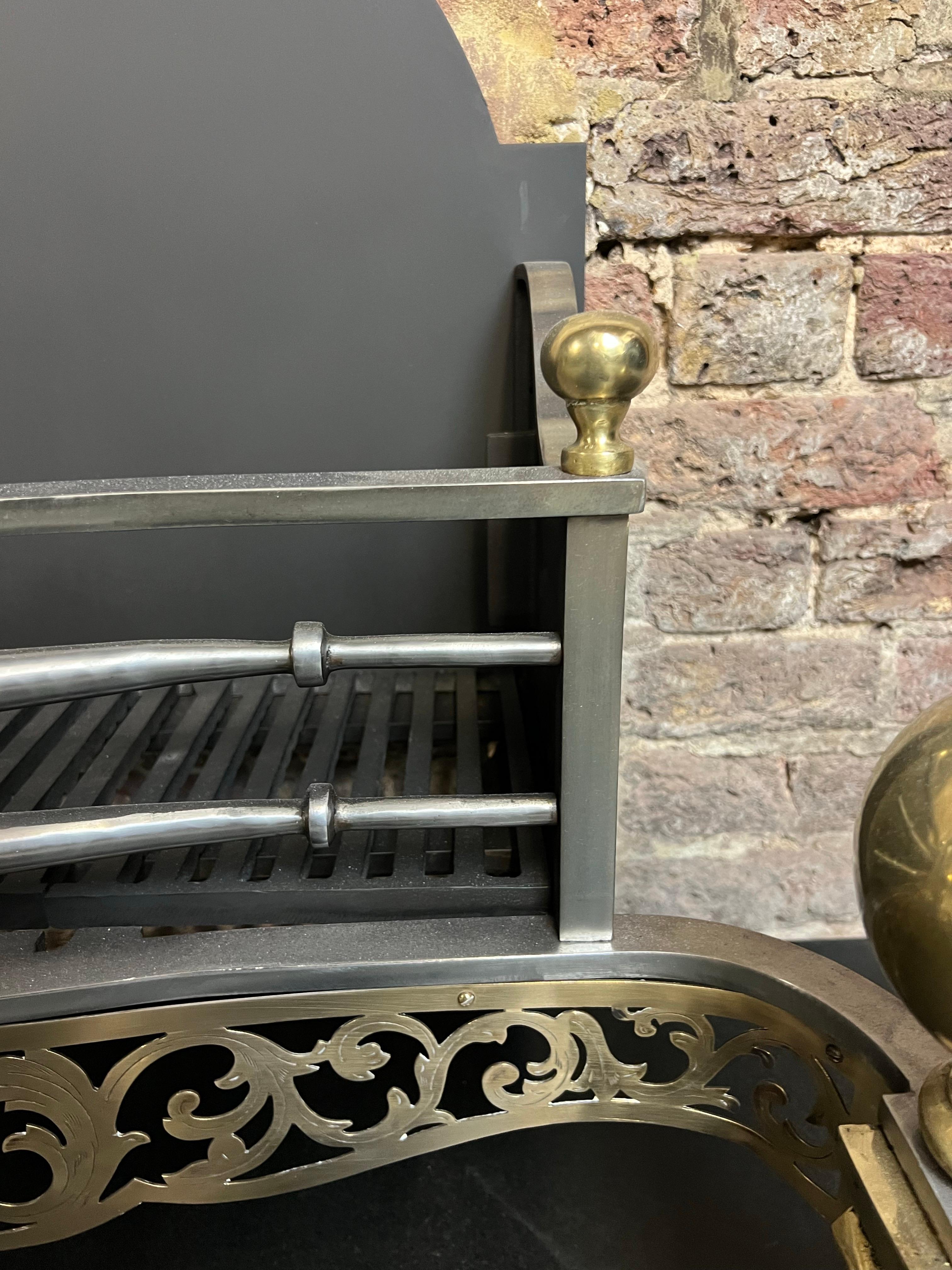 19. Jahrhundert Feuerstelle Korb Hohe zurück Rost.
Roste aus poliertem Messing, gebürstetem Stahl und Gusseisen.
Dekorative Messing Schürze, Hand gedreht & gegossen Feuer Hunde. Blackened Steel Pain Fire Back.
Polierte, gedrehte Frontstangen aus