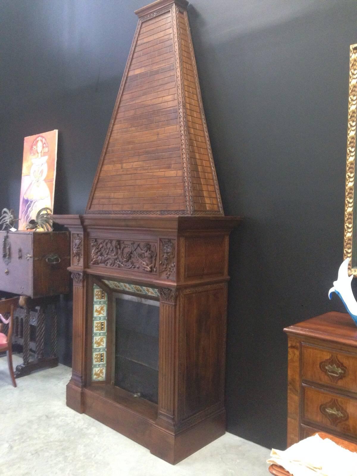 Chimney piece in wood with hand carved ornaments.
19th century with hand printer ceramics.