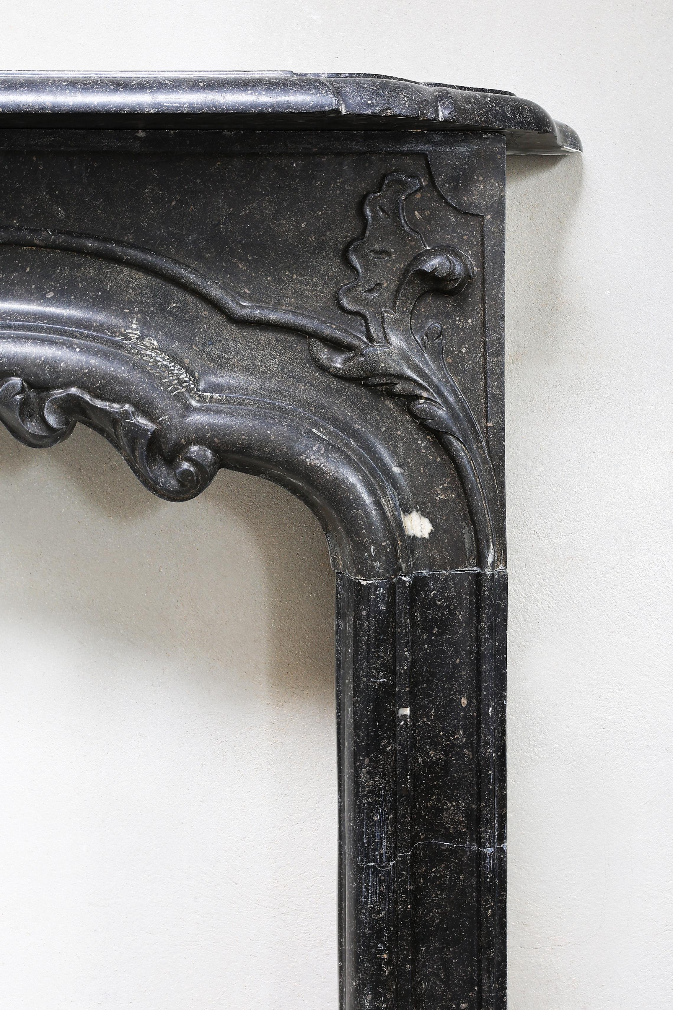 Kamin aus belgischem Blaustein aus dem 19. Jahrhundert im Stil von Louis XVI. im Angebot 2