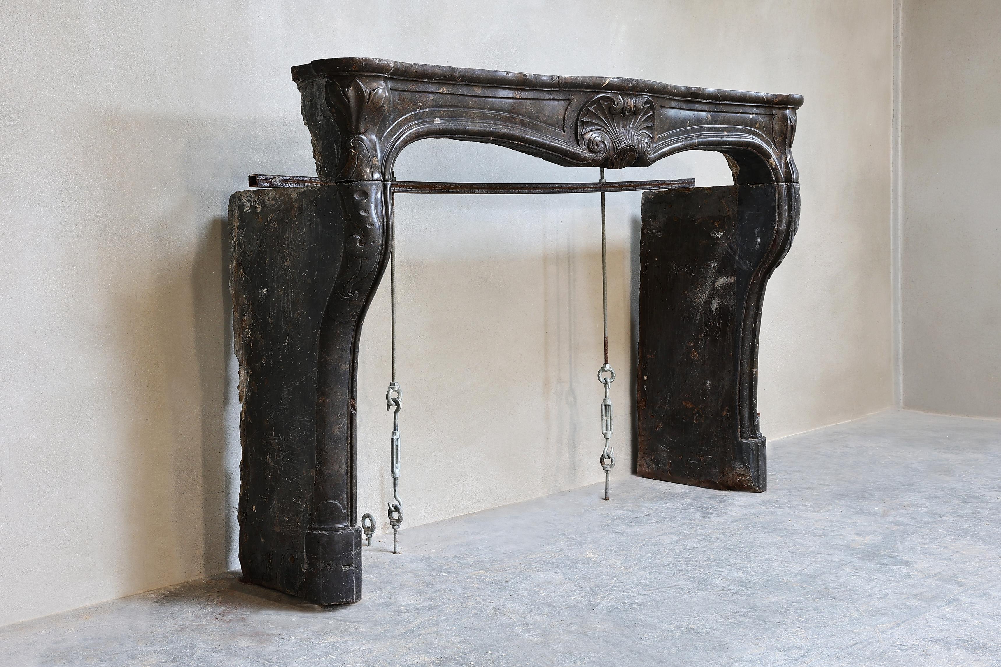 Bellissimo camino antico in marmo di Borgogna. Questo caminetto in stile Luigi XV risale al XIX secolo ed è caratterizzato da un bellissimo smerlo al centro della parte anteriore.