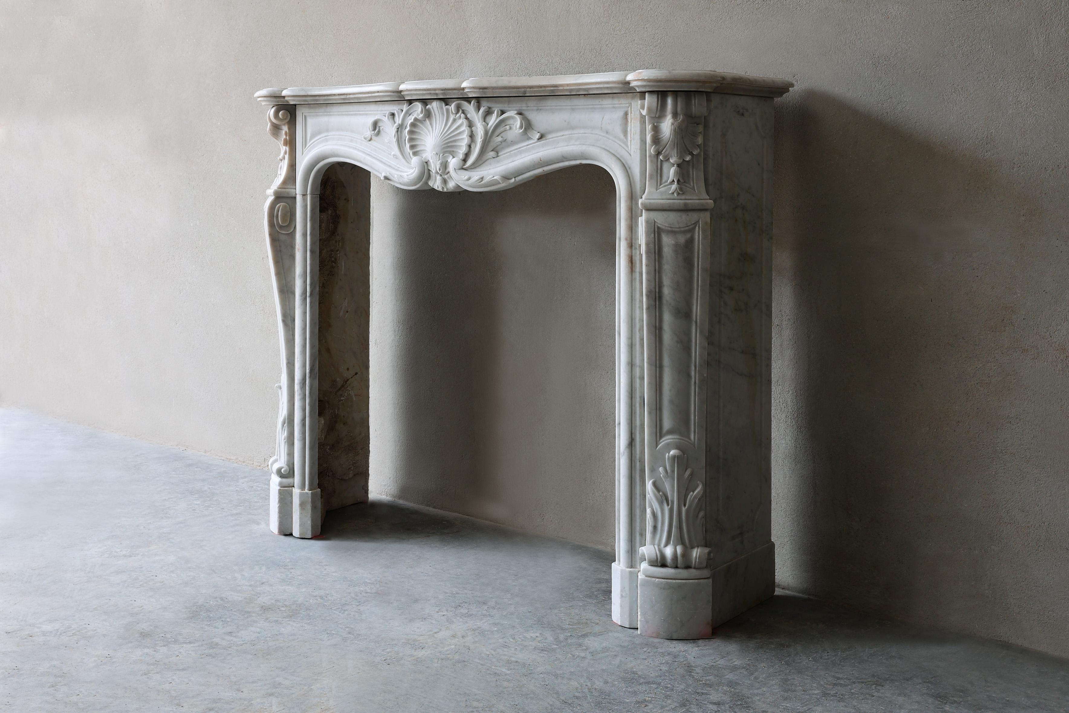 Antiker Marmorkamin  Carrara-Marmor  19. Jahrhundert (Louis XV.) im Angebot
