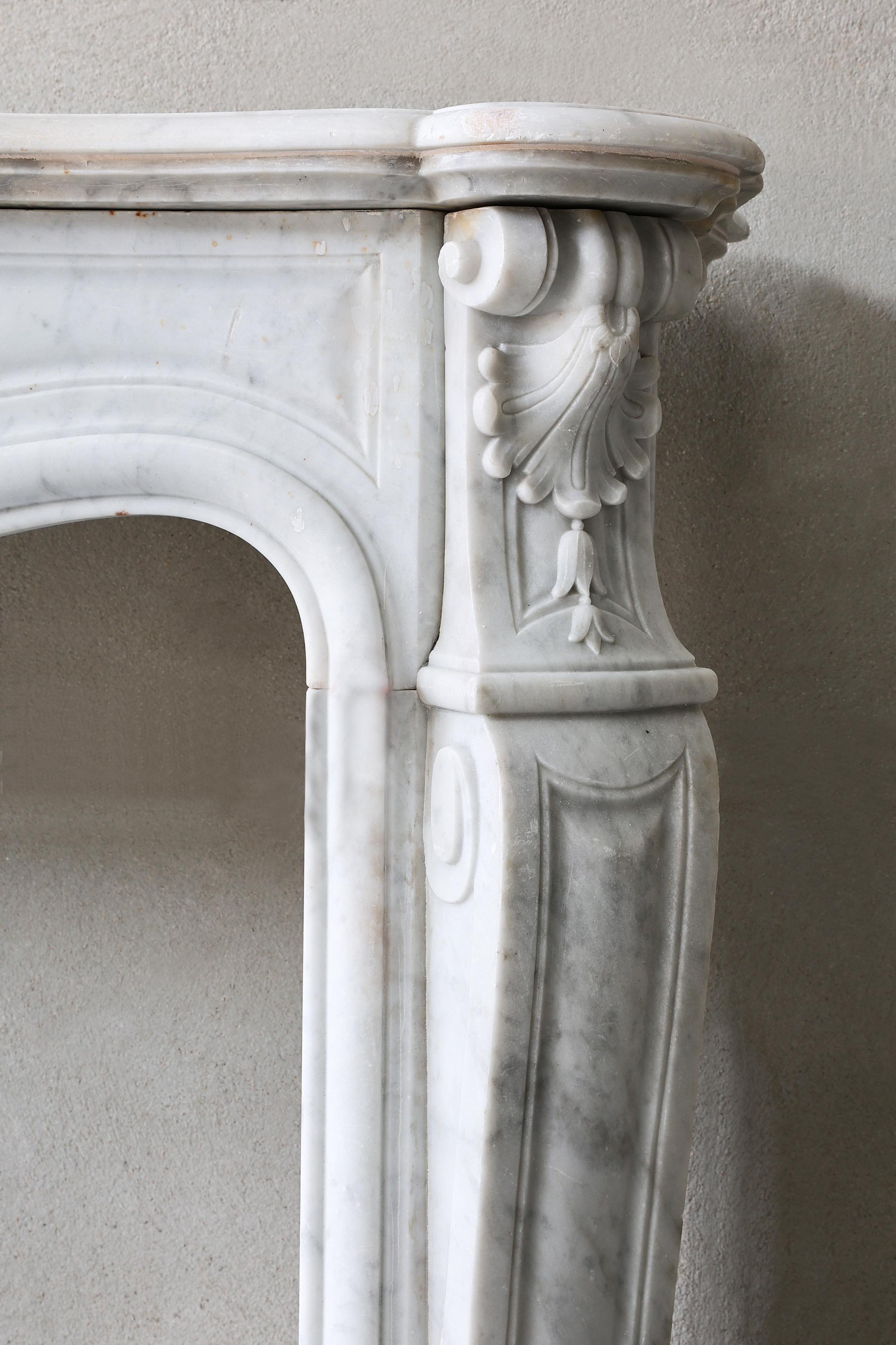 Antiker Marmorkamin  Carrara-Marmor  19. Jahrhundert im Angebot 3