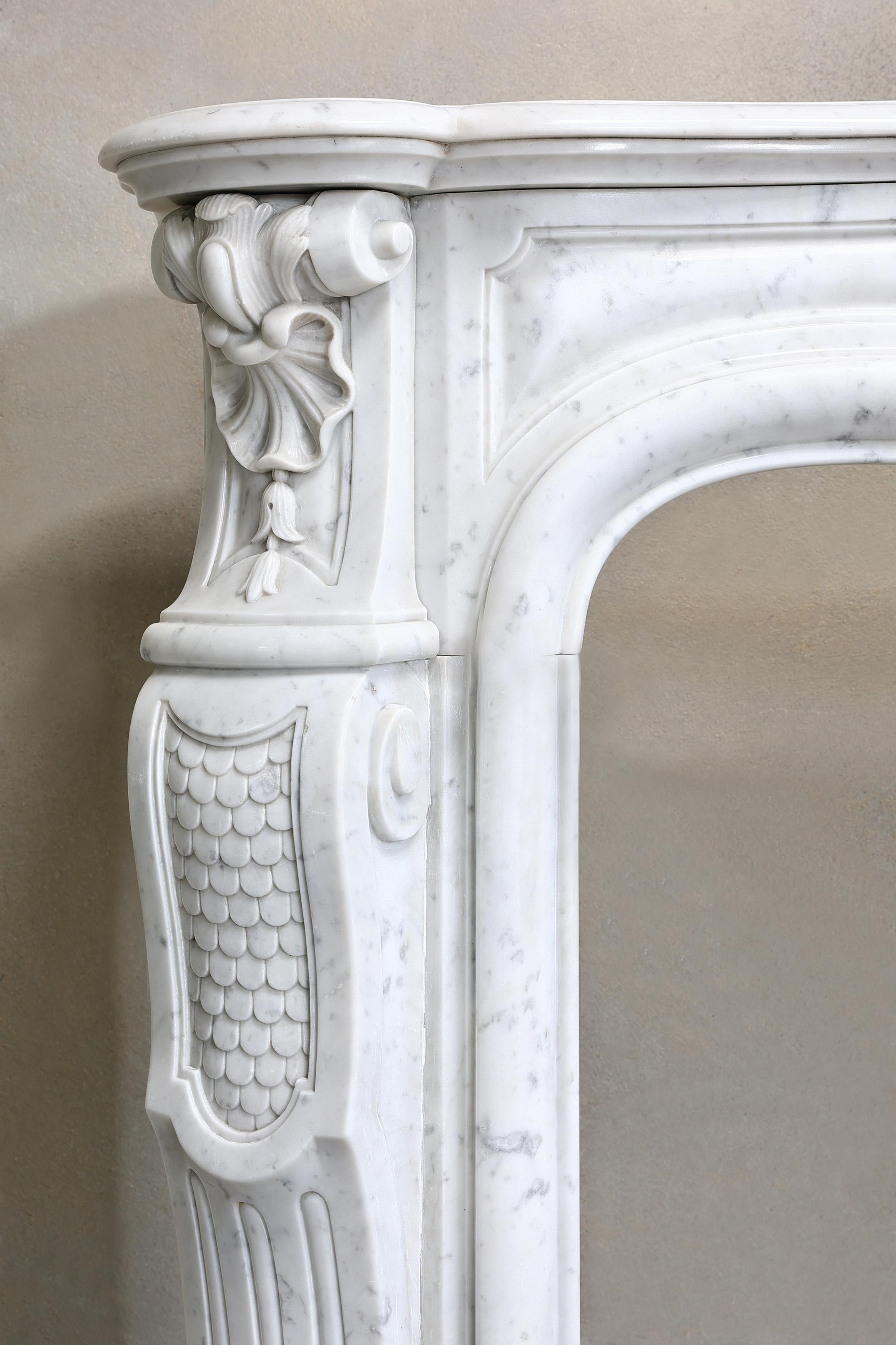 Kamin aus Carrara-Marmor aus dem 19. Jahrhundert – Louis XV.-Stil im Angebot 6