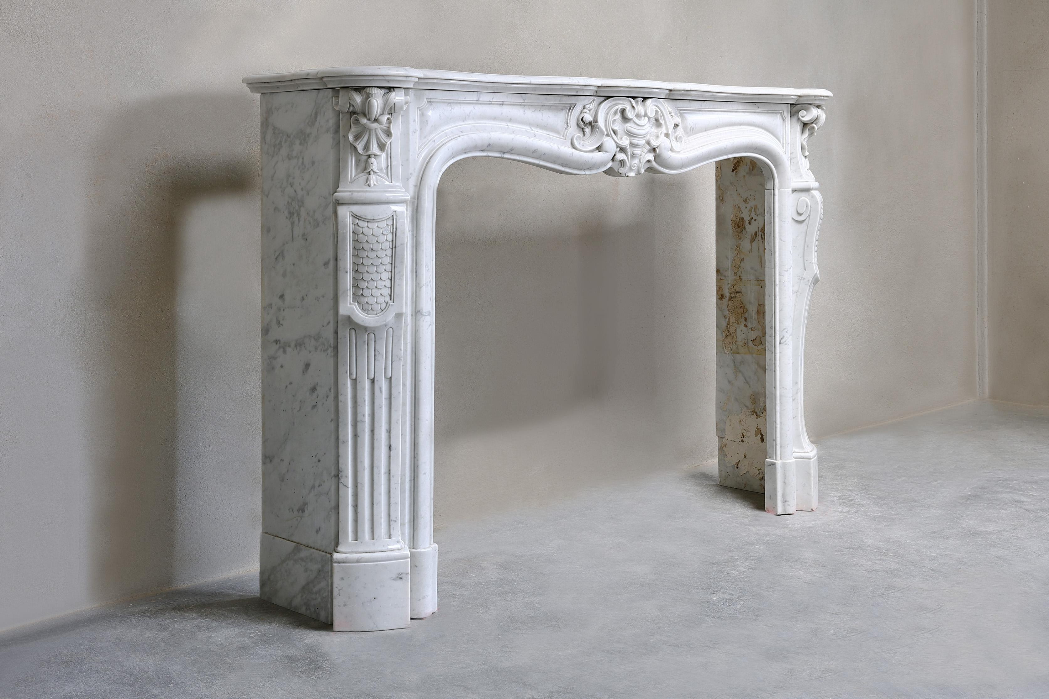 Sehr schöner Kamin aus weißem Carrara-Marmor aus dem 19. Jahrhundert. Carrara-Marmor kommt ursprünglich aus Italien, aus der Stadt Carrara. Diese Stadt wird auch die Stadt des Marmors genannt, weil es in der Umgebung von Carrara viele Marmorbrüche